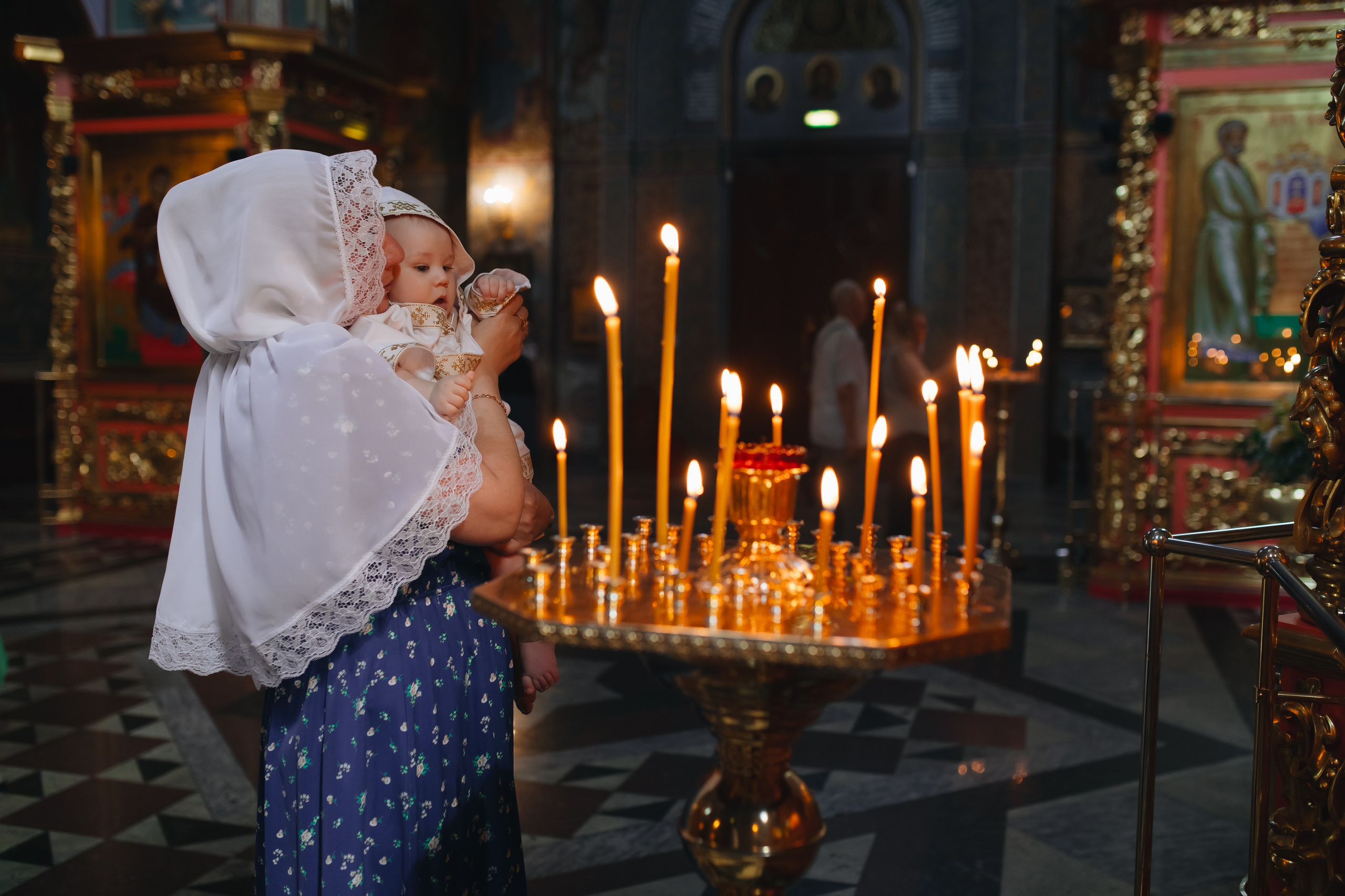 Крещение Ивана в темном храме. Семейный и детский фотограф в Москве Дорогова Екатерина