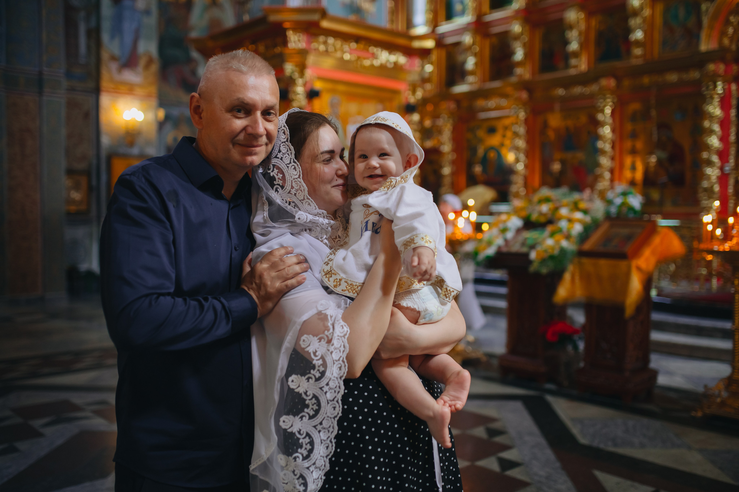 Крещение Ивана в темном храме. Семейный и детский фотограф в Москве Дорогова Екатерина