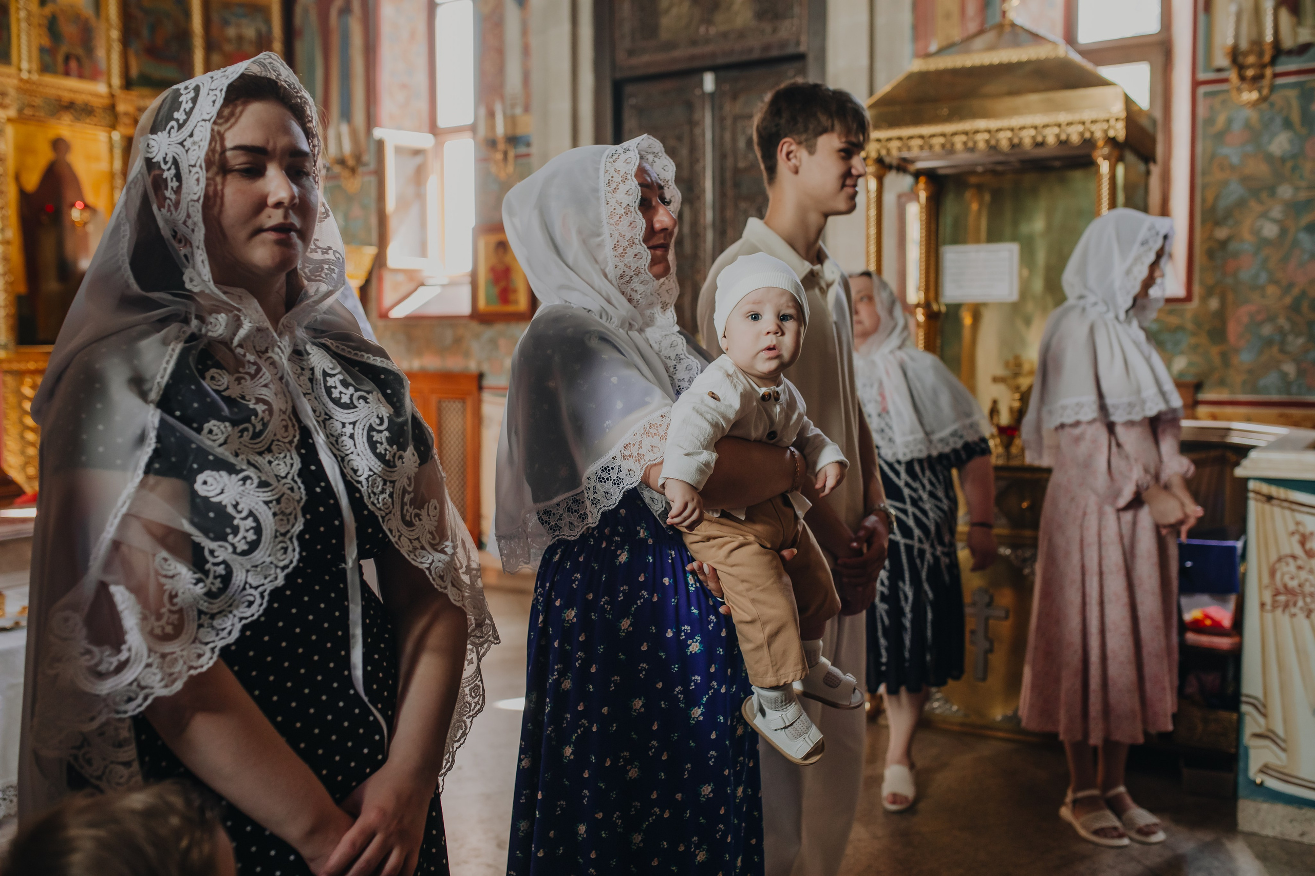 Крещение Ивана в темном храме. Семейный и детский фотограф в Москве Дорогова Екатерина