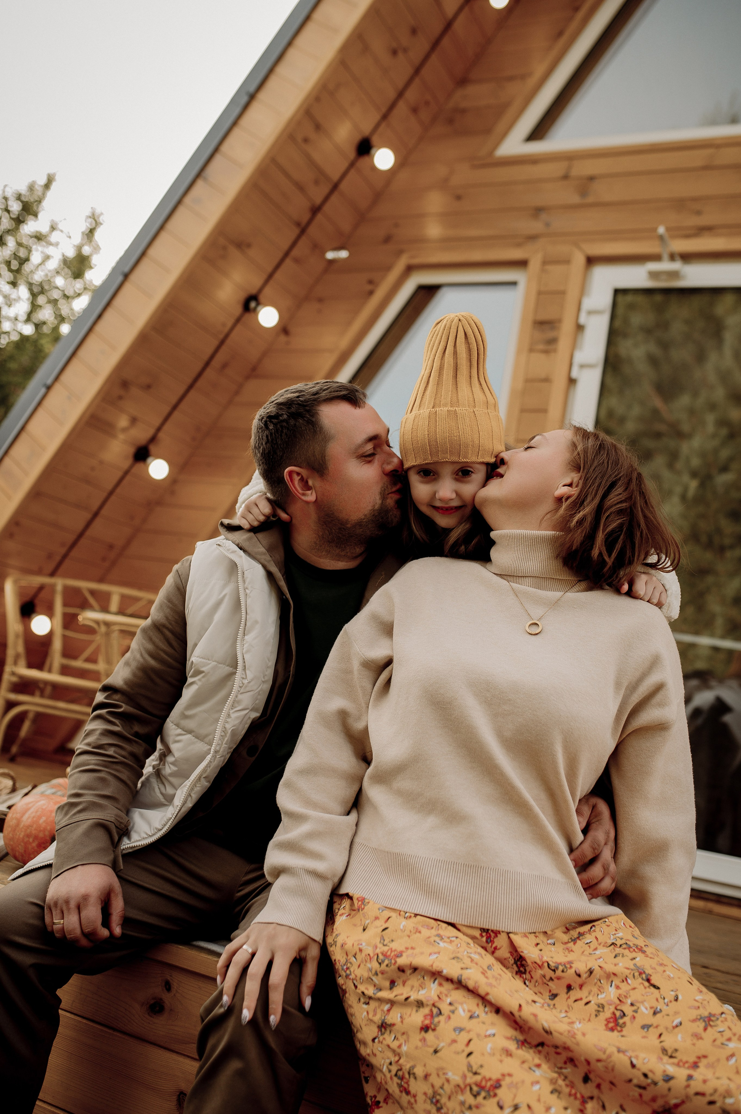 Катя, Дима, Настя и уютный домик. Фотограф Мария Стрелкова