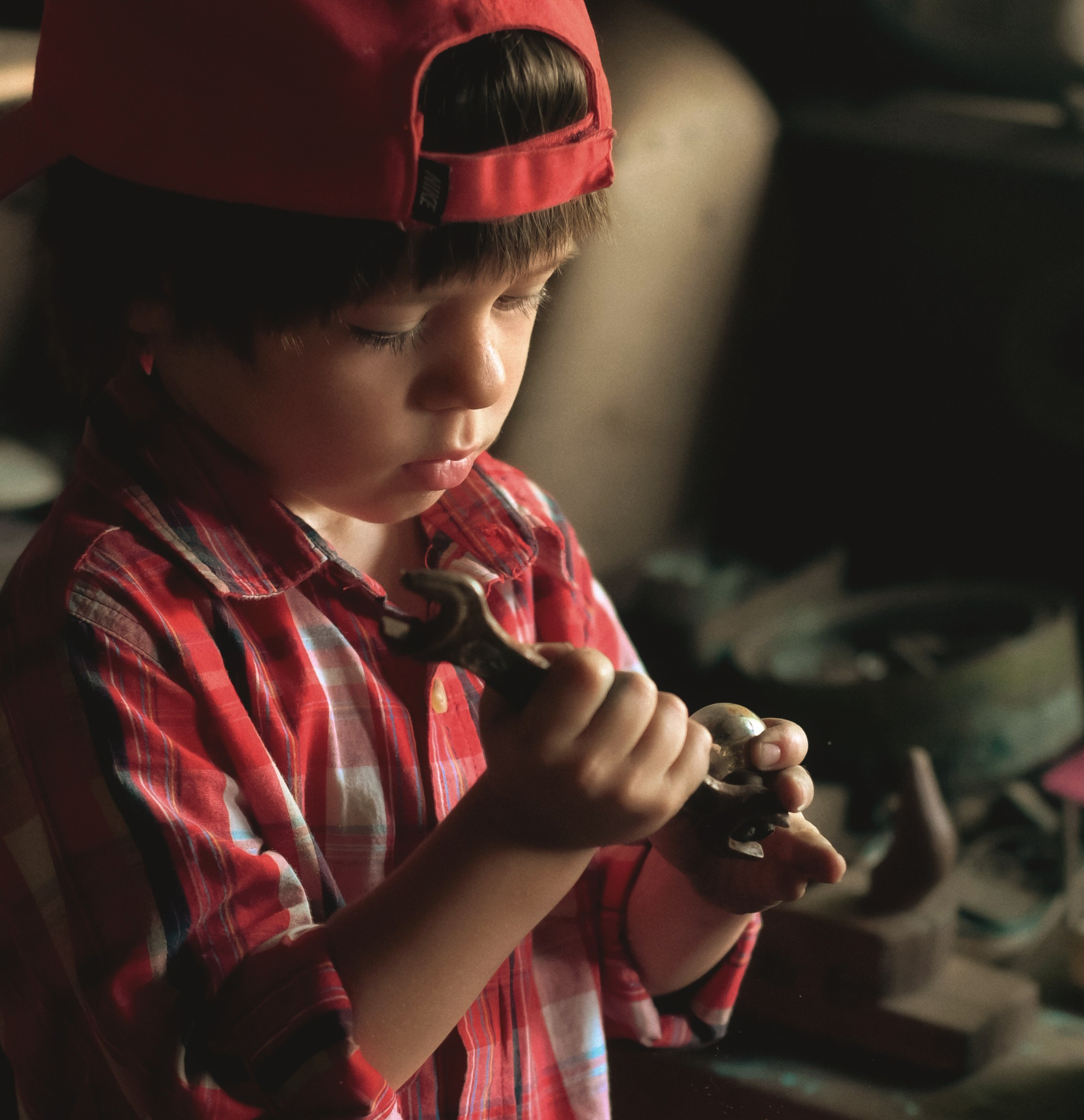 В дедушкиной мастерской. Фотограф Альбина Вакунова