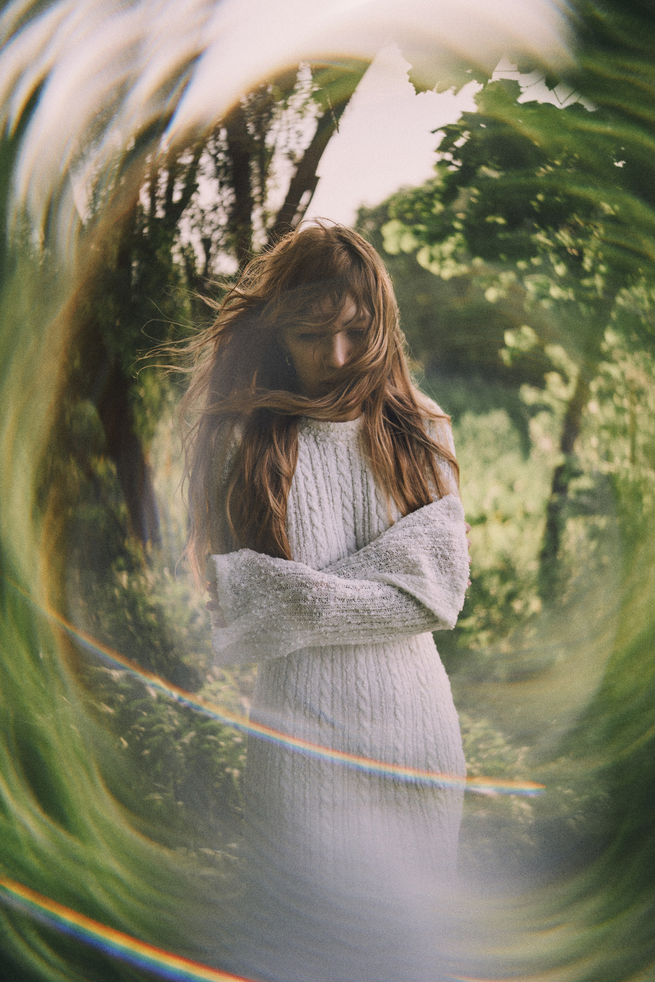 естественный женский портрет на природе с эффектами