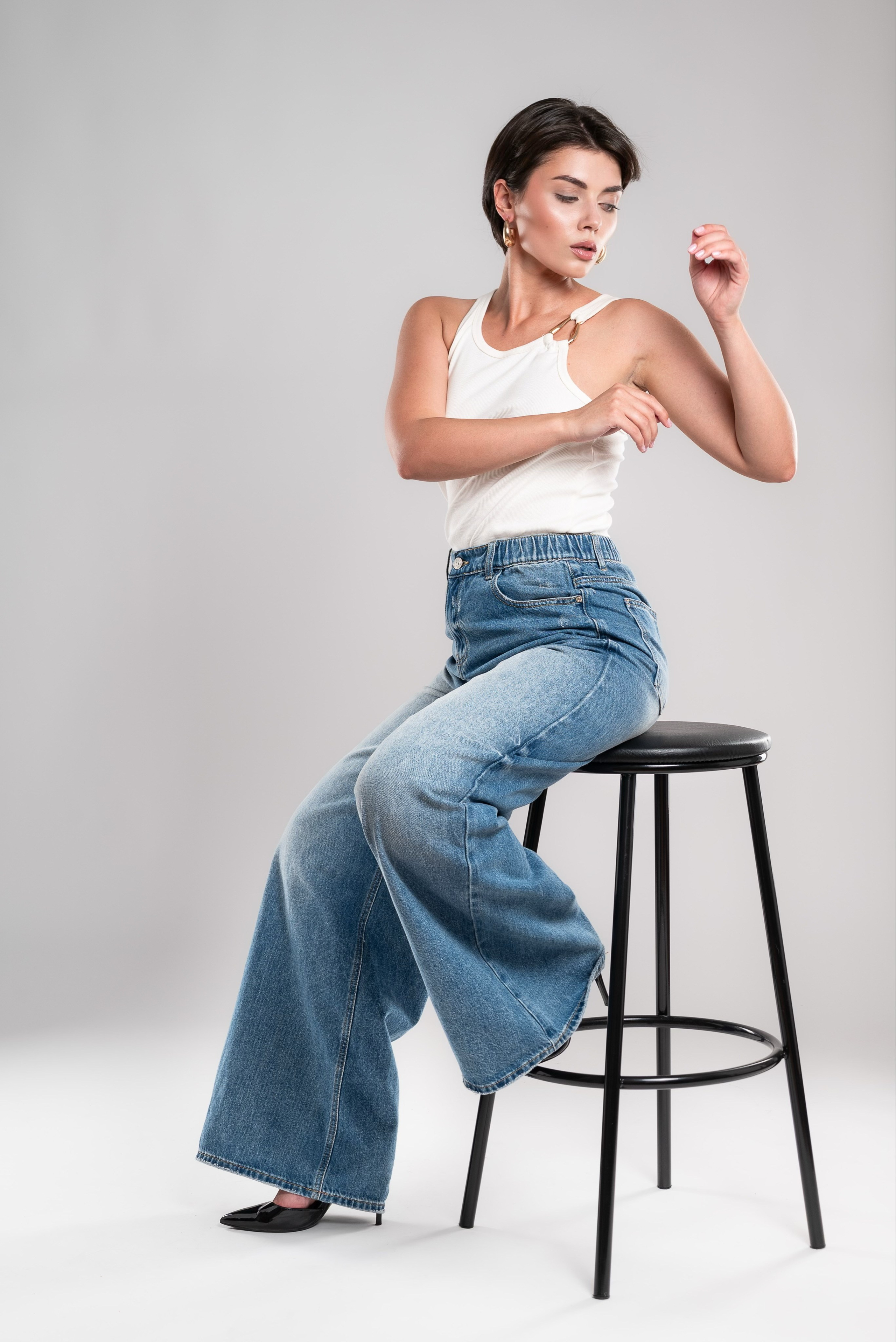 Джинсы на 2х моделях. Предметный фотограф, фото для маркетплейсов Пятигорск, КМВ