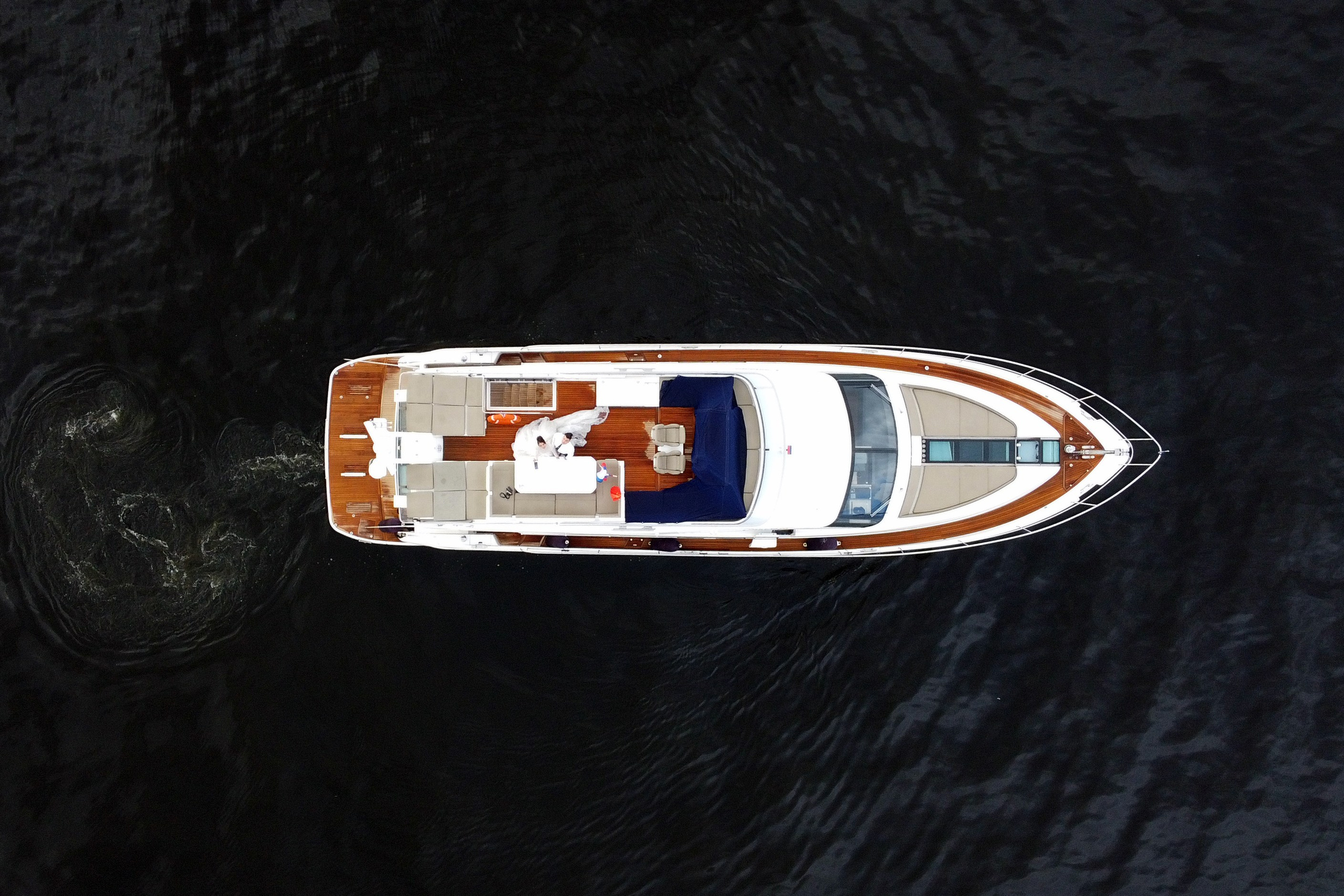 Свадебная фотосессия в Эрмитаже и на катере. Свадебный фотограф Александр Невский в Санкт-Петербурге