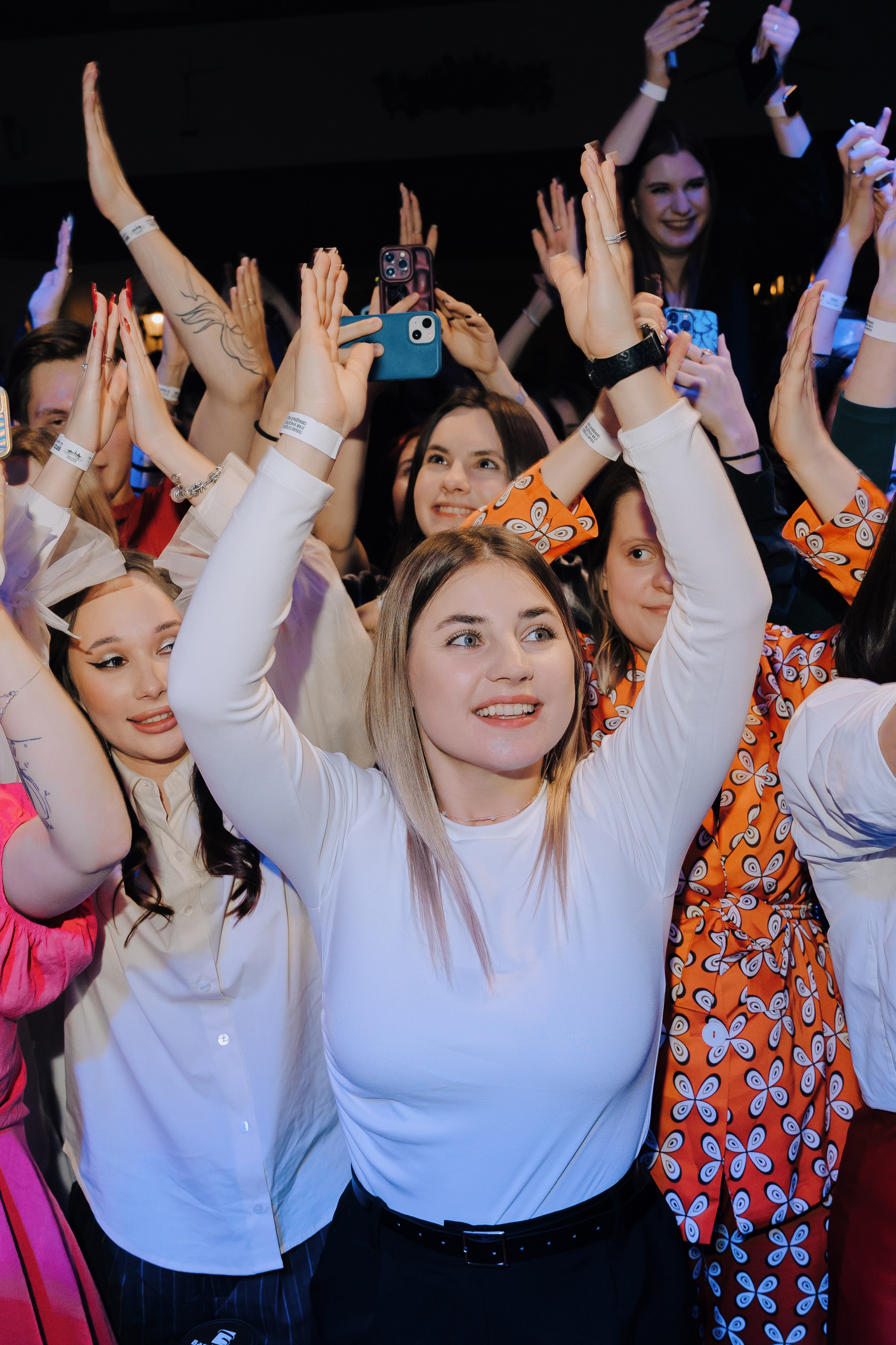 20 ЛЕТ МЕГАПОЛИС ЧЕЛЯБИНСК ХЕДЛАЙНЕР ЕЛКА. Репортажный фотограф Зуев Роман г. Челябинск