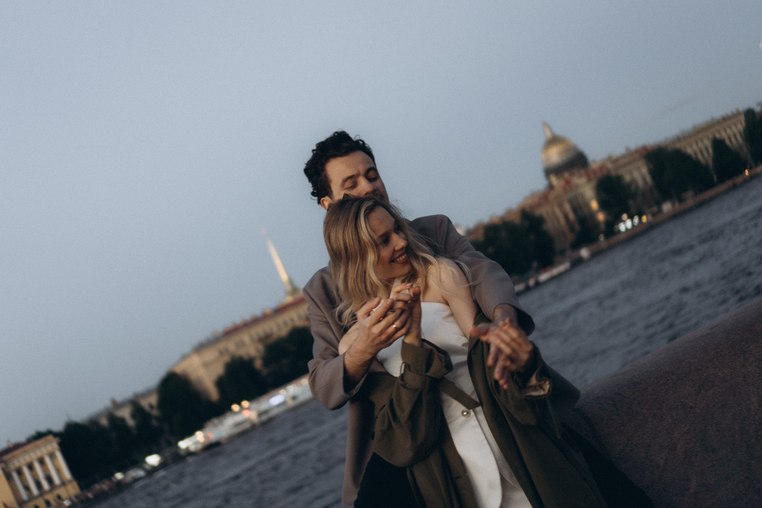 СВАДЕБНАЯ СЬЕМКА ПАРЫ НА РАССВЕТЕ В БЕЛЫЕ НОЧИ И ПРОГУЛКА С РАЗВОДНЫМИ МОСТАМИ И ПИКНИК ВОЗЛЕ ИСАКИЕВСКОГО СОБОРА. Профессиональный фотограф, Санкт-Петербург — Виктория Богомолова