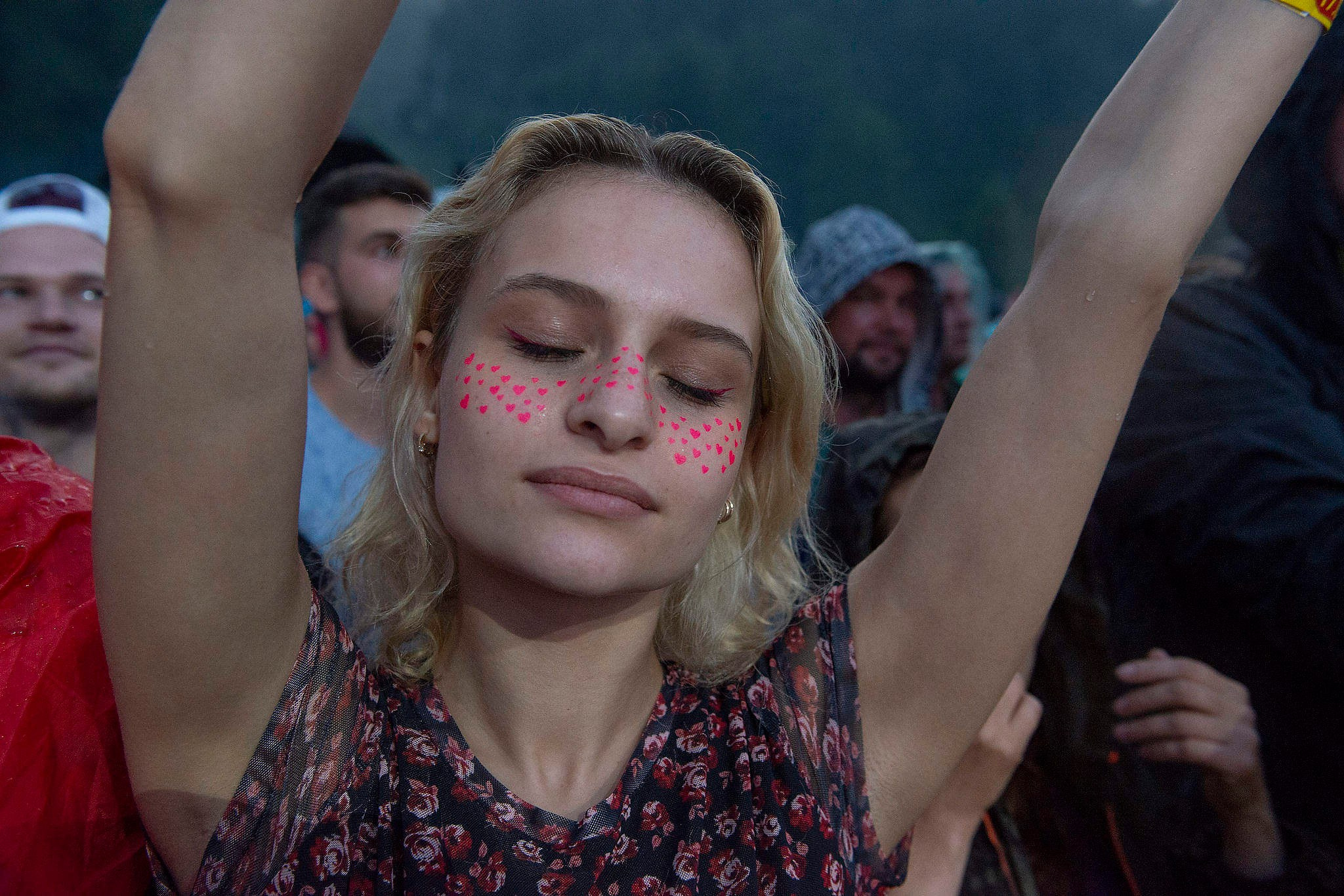 Концерт на музыкально фестивале в Красной Поляне, который организован компанией Мегафон. Зрители на концерте. Фотограф в Сочи. 