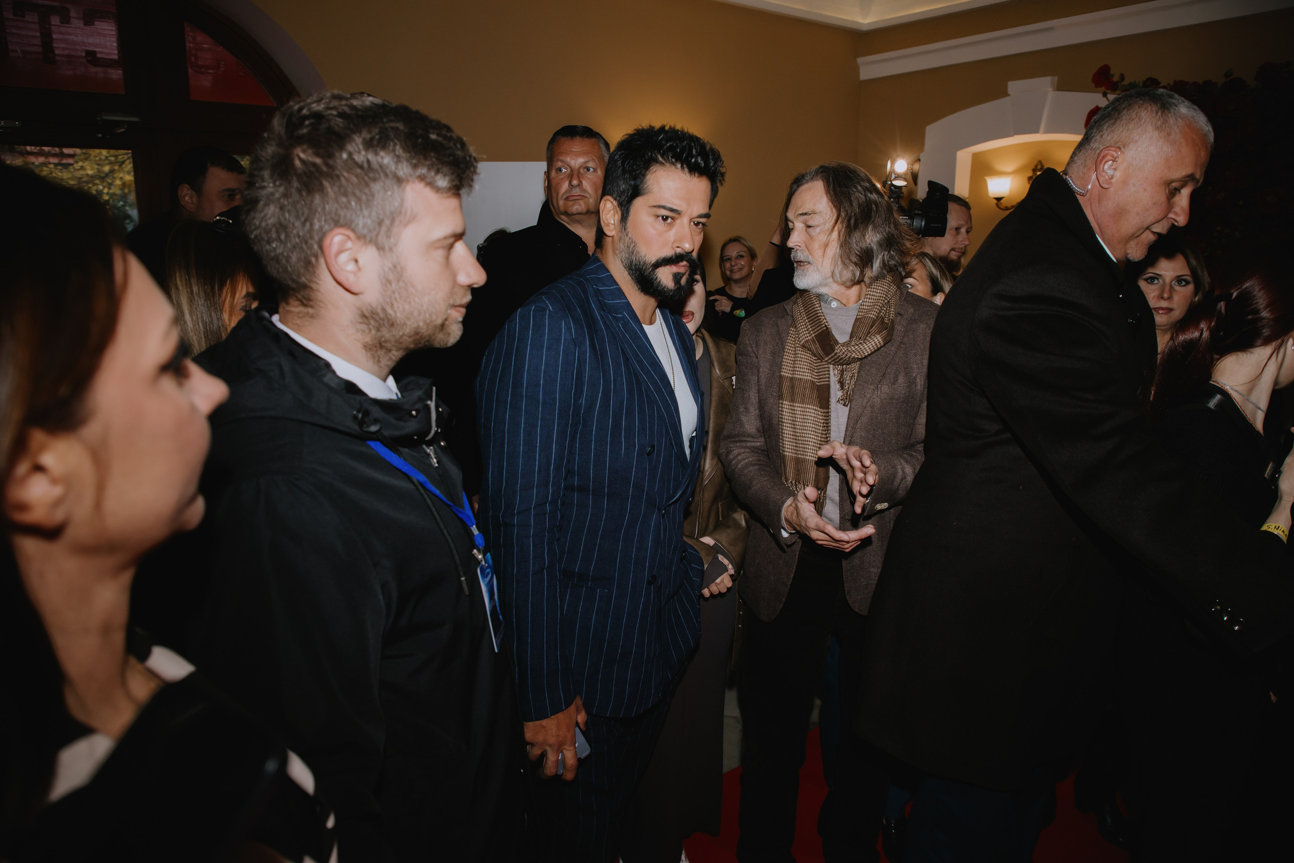 Бурак Озчивит посетил выставку Никаса Сафронова. Фотограф в Москве и Санкт-Петербурге Дарина