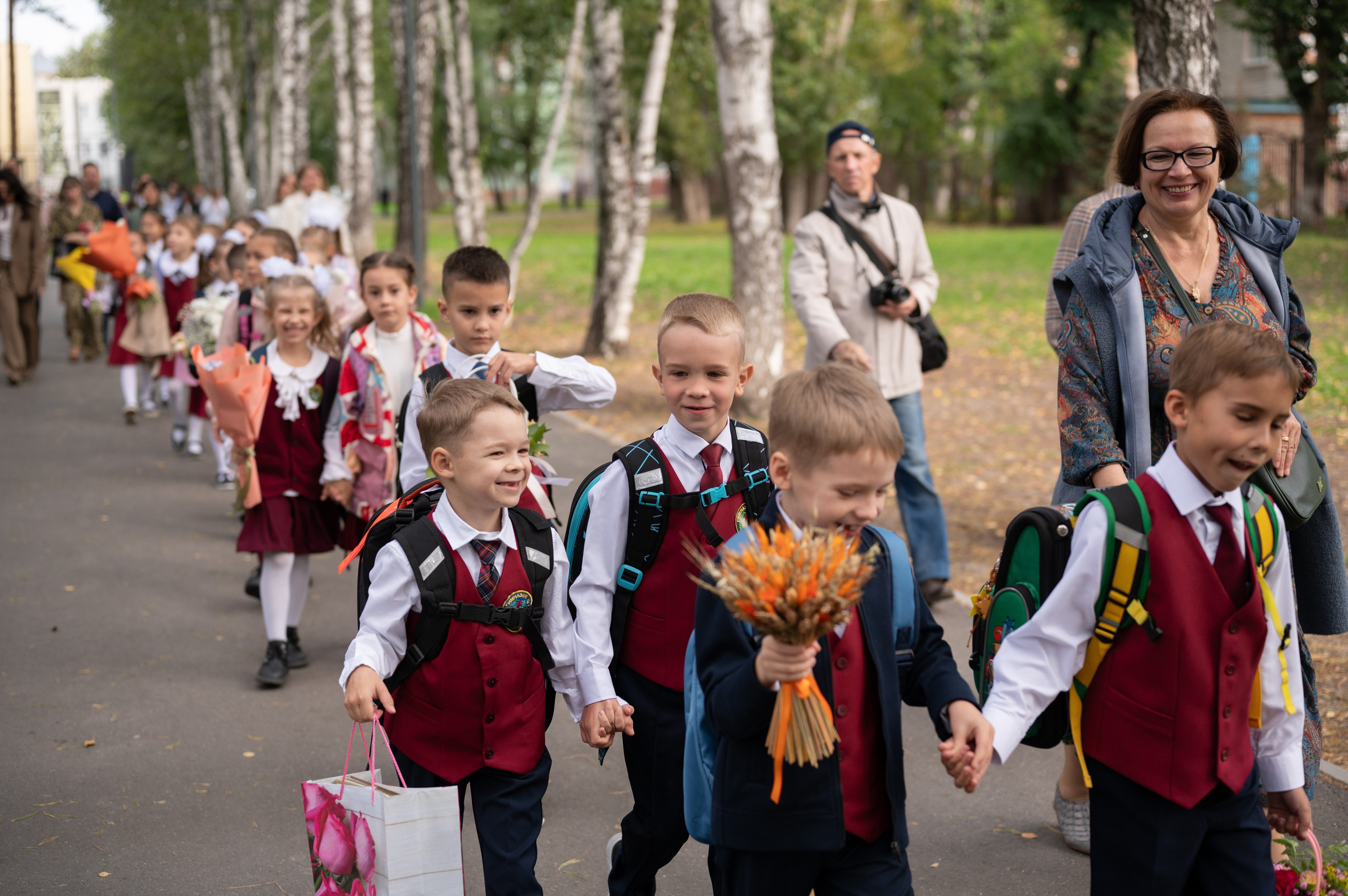 1 сентября 16 гимназия 2 класс (линейка + в классе+ на улице). Фотограф новорожденных, семейный детский в Тюмени Татьяна Морозова