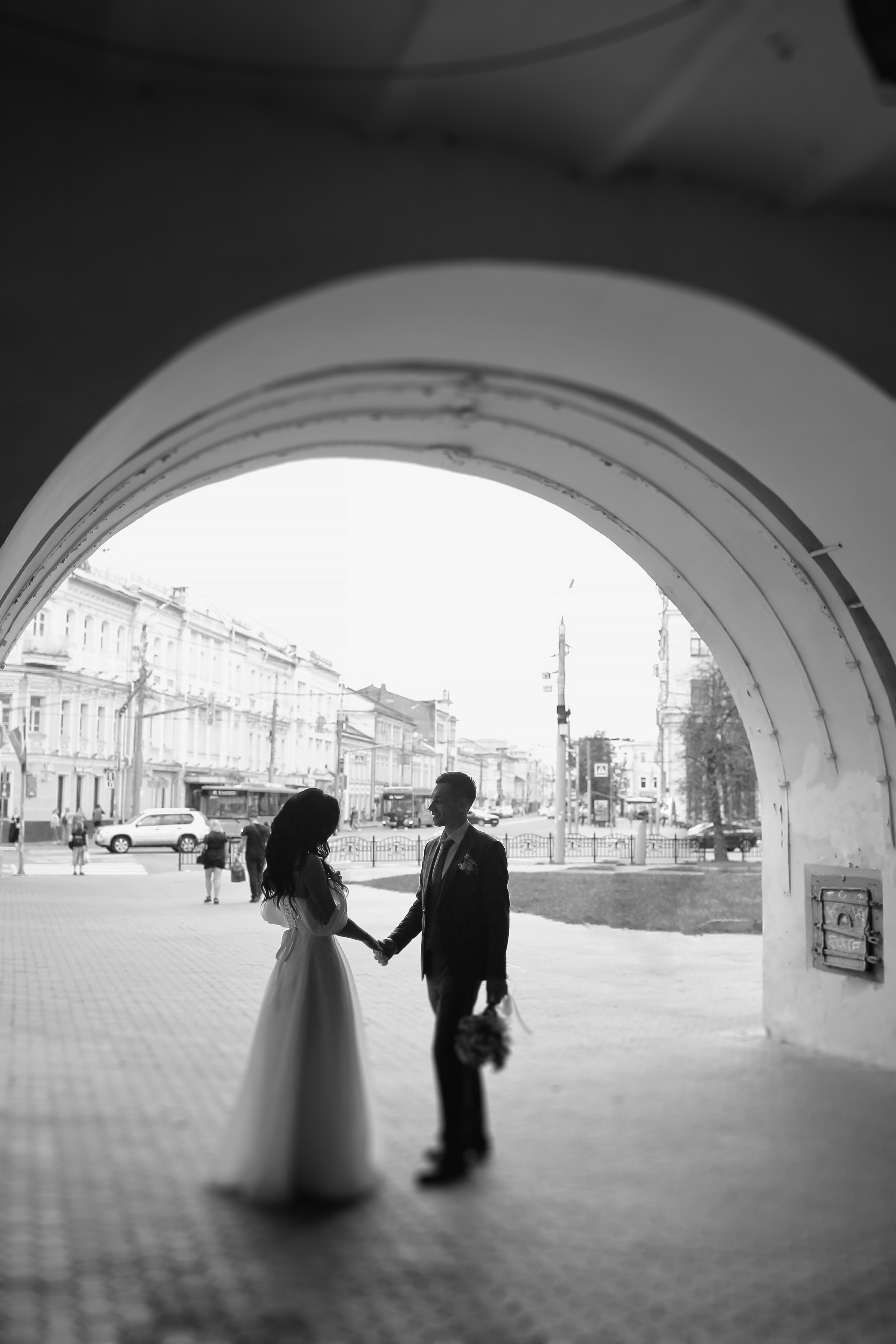 Съемка пары Марии и Ильи, гуляющих по городу. Свадебный и репортажный фотограф в Ярославле и Санкт-Петербурге Роман Микрюков