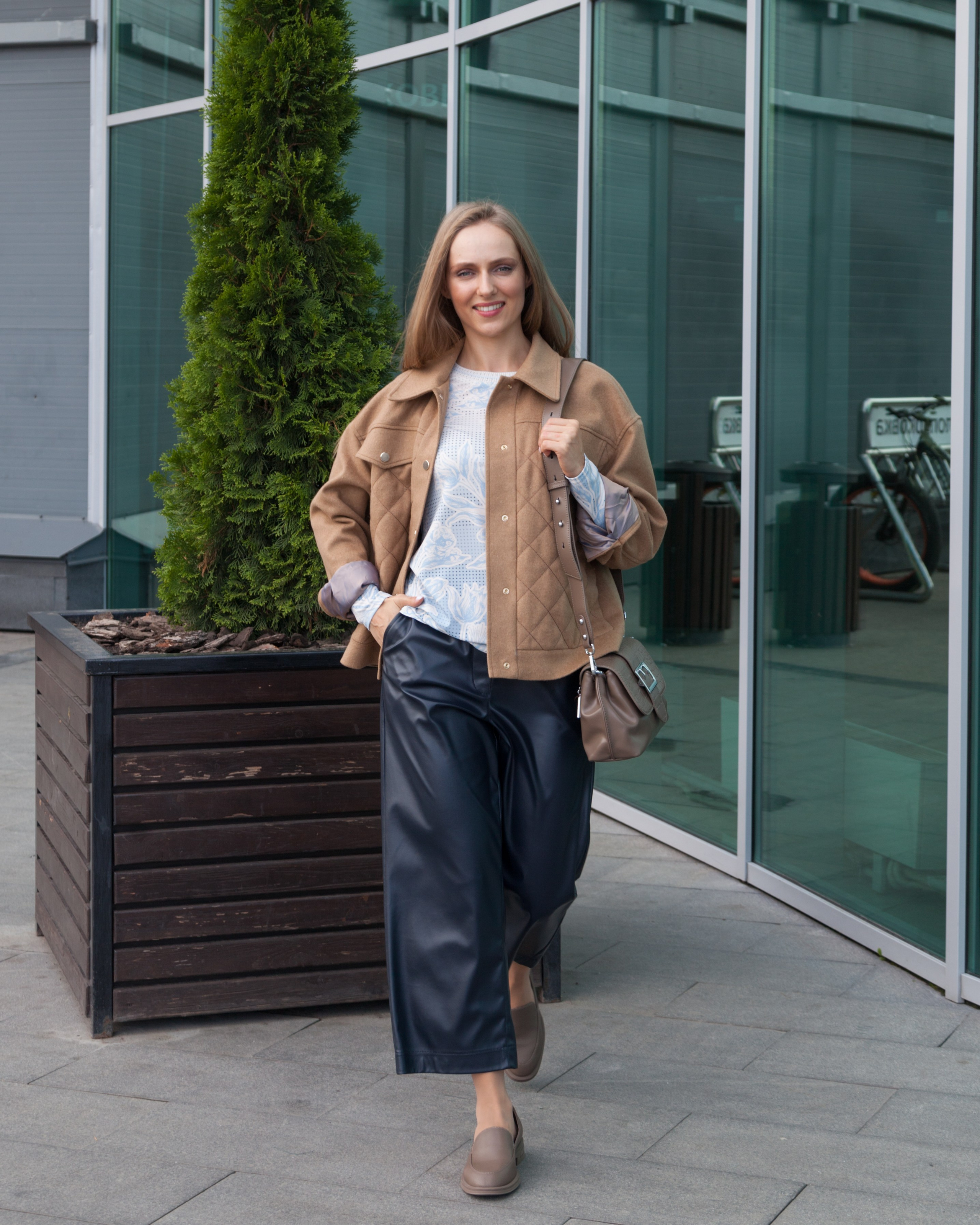 Фотосъемка одежды в Барнауле. Фотограф для бизнеса, маркетплейсов, контента и соцсетей в Барнауле Савинкова Виктория