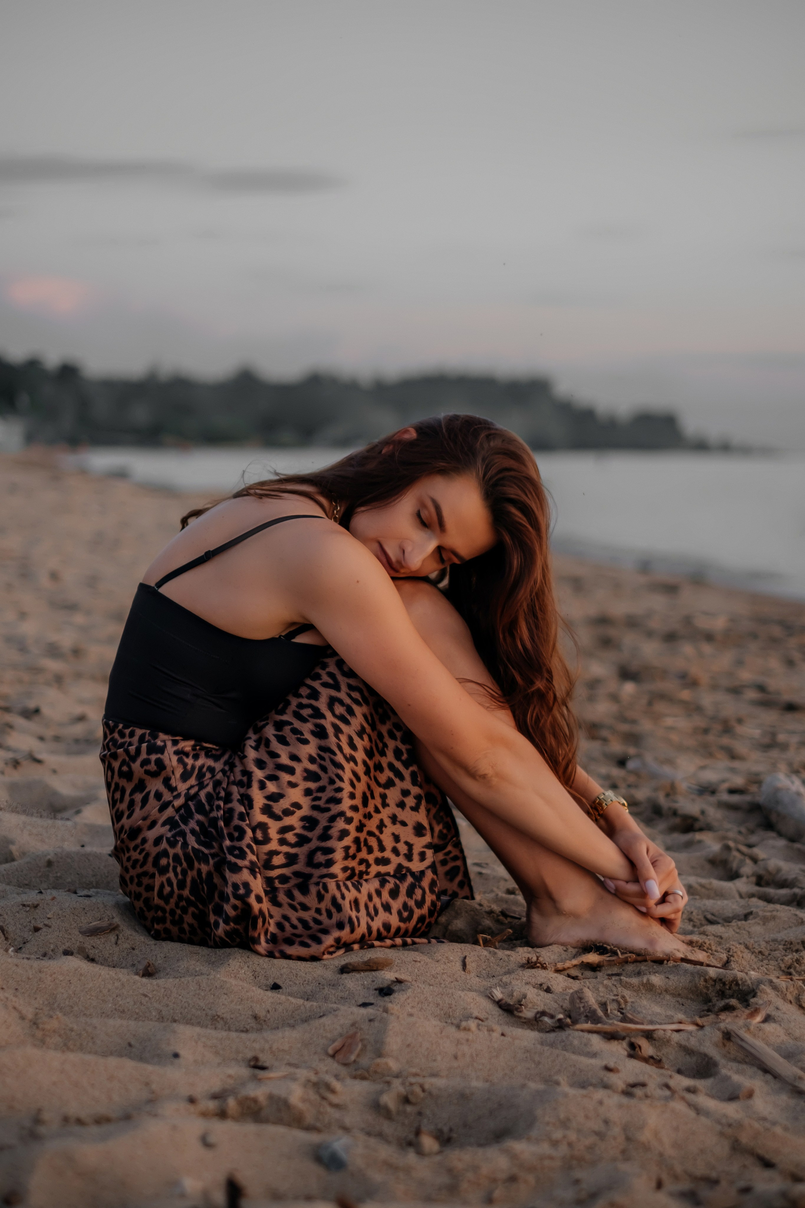 Катя с дочками на берегу. Фотограф в Новосибирске Диана Ильиных