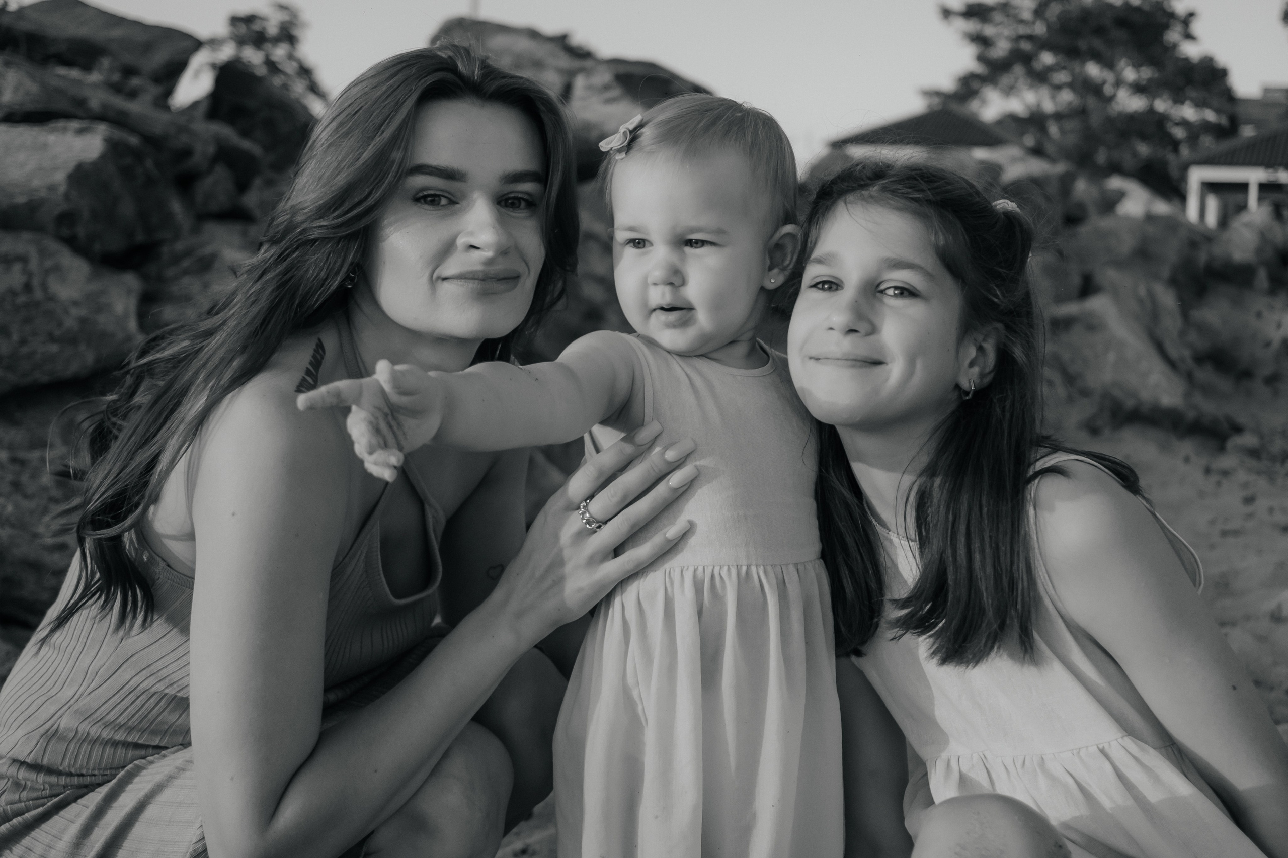 Катя с дочками на берегу. Фотограф в Новосибирске Диана Ильиных