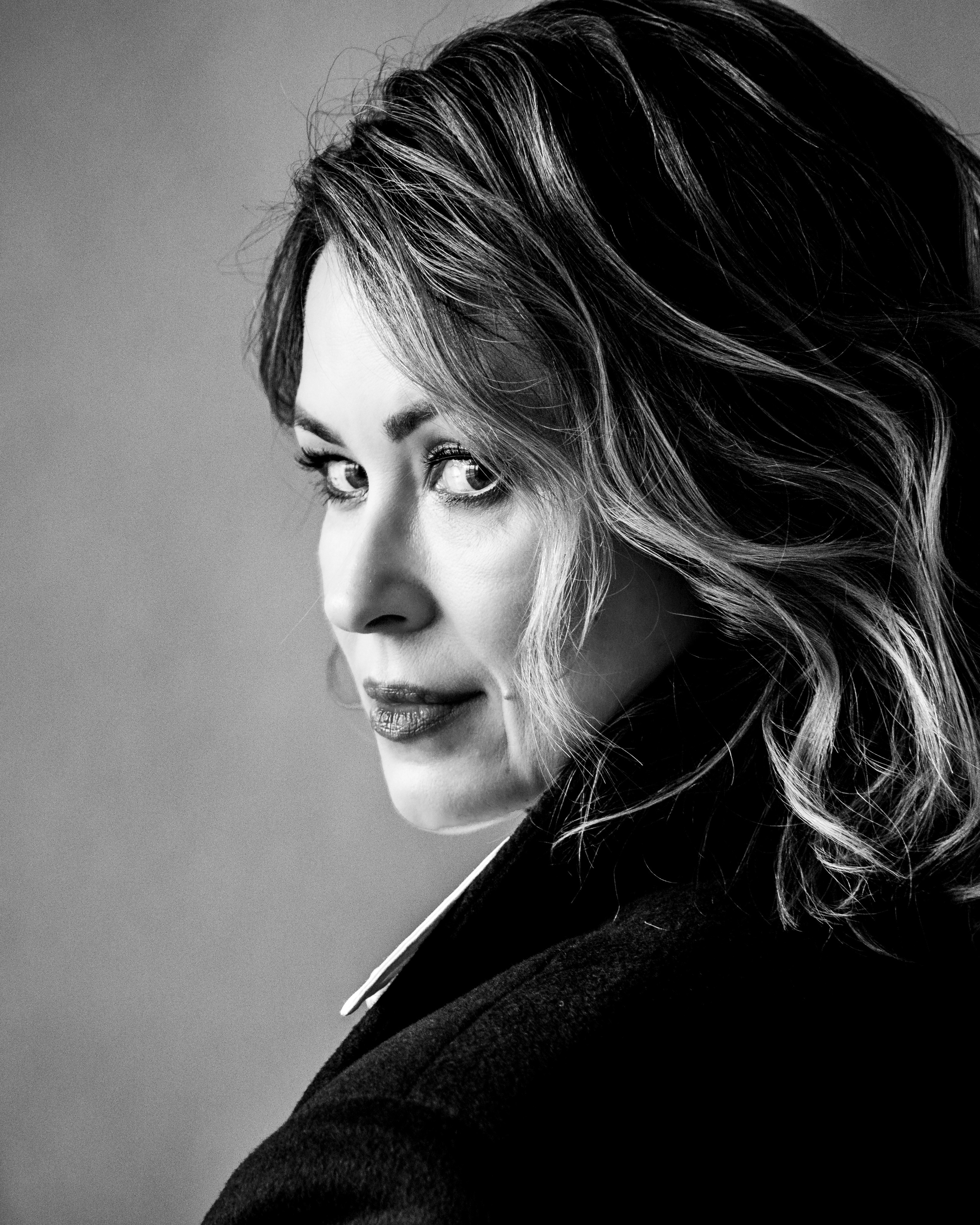 Женский портрет с естественным светом у окна