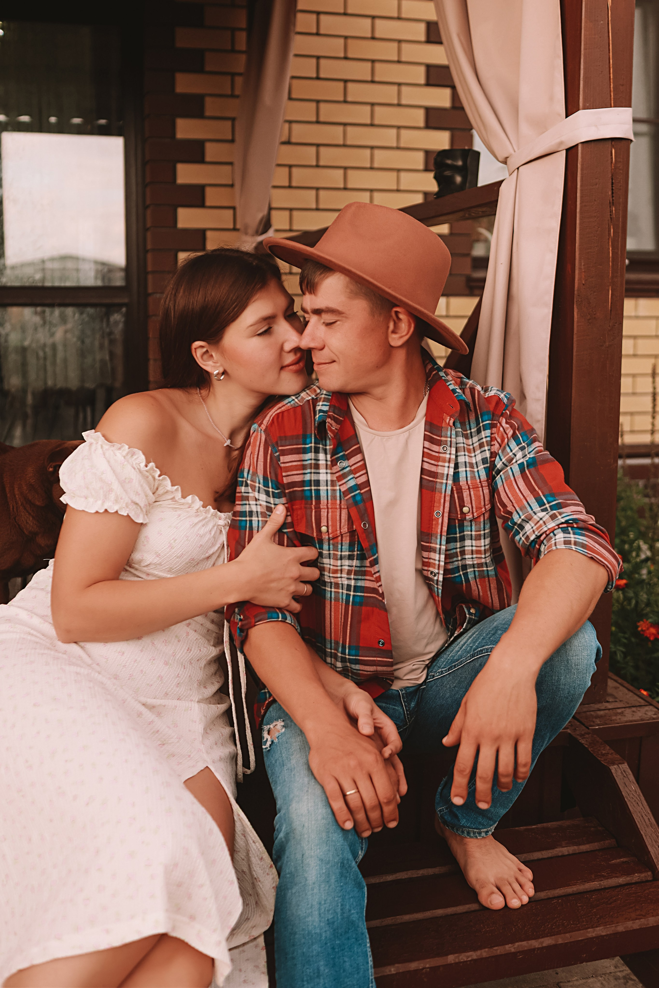 У дома. Семейный фотограф Тюмень, фотограф на роды Салмина Мария