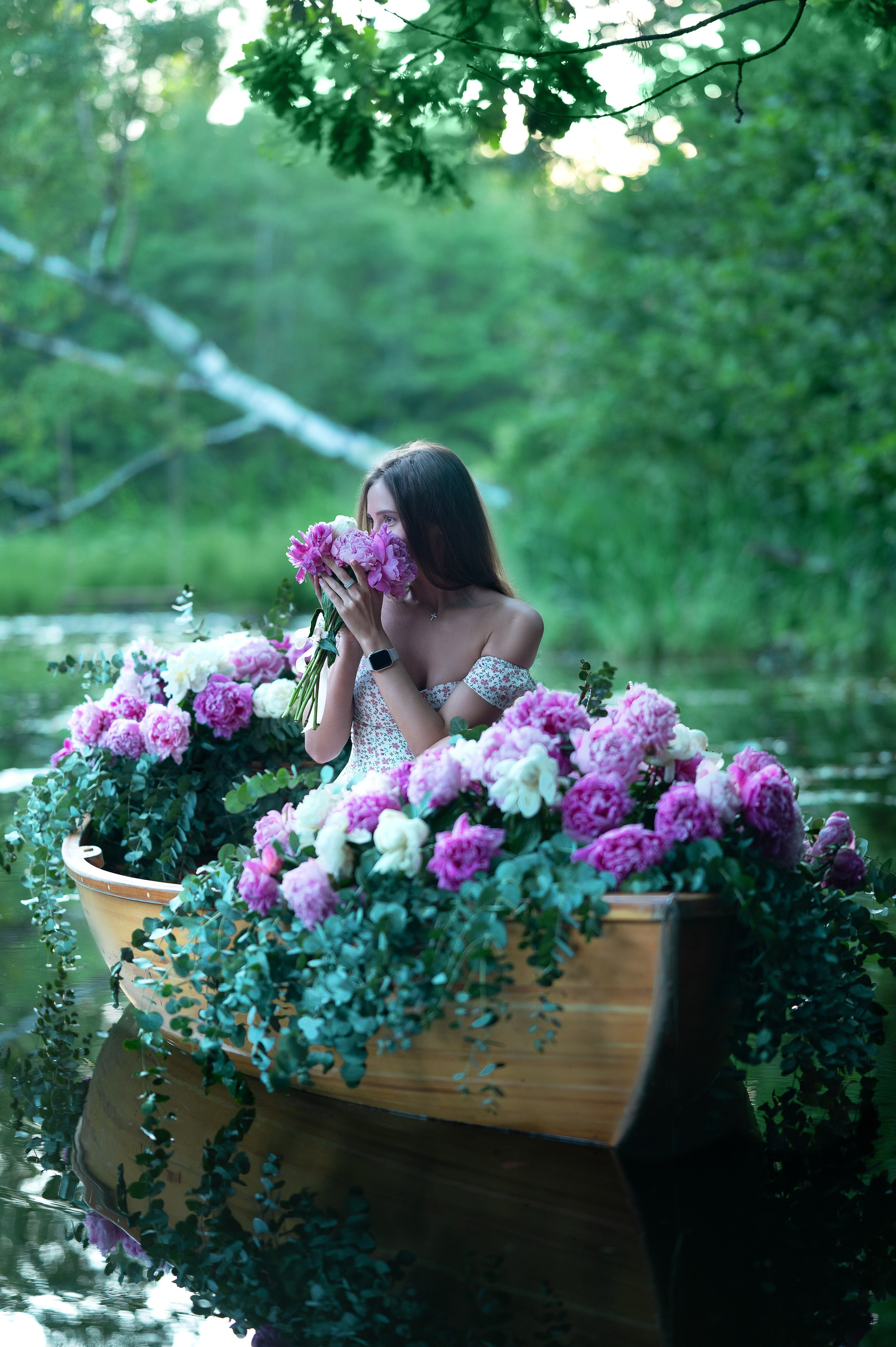 Оксана и лодка с пионами. Фотограф Москва и Московская область Мария Кузьмина