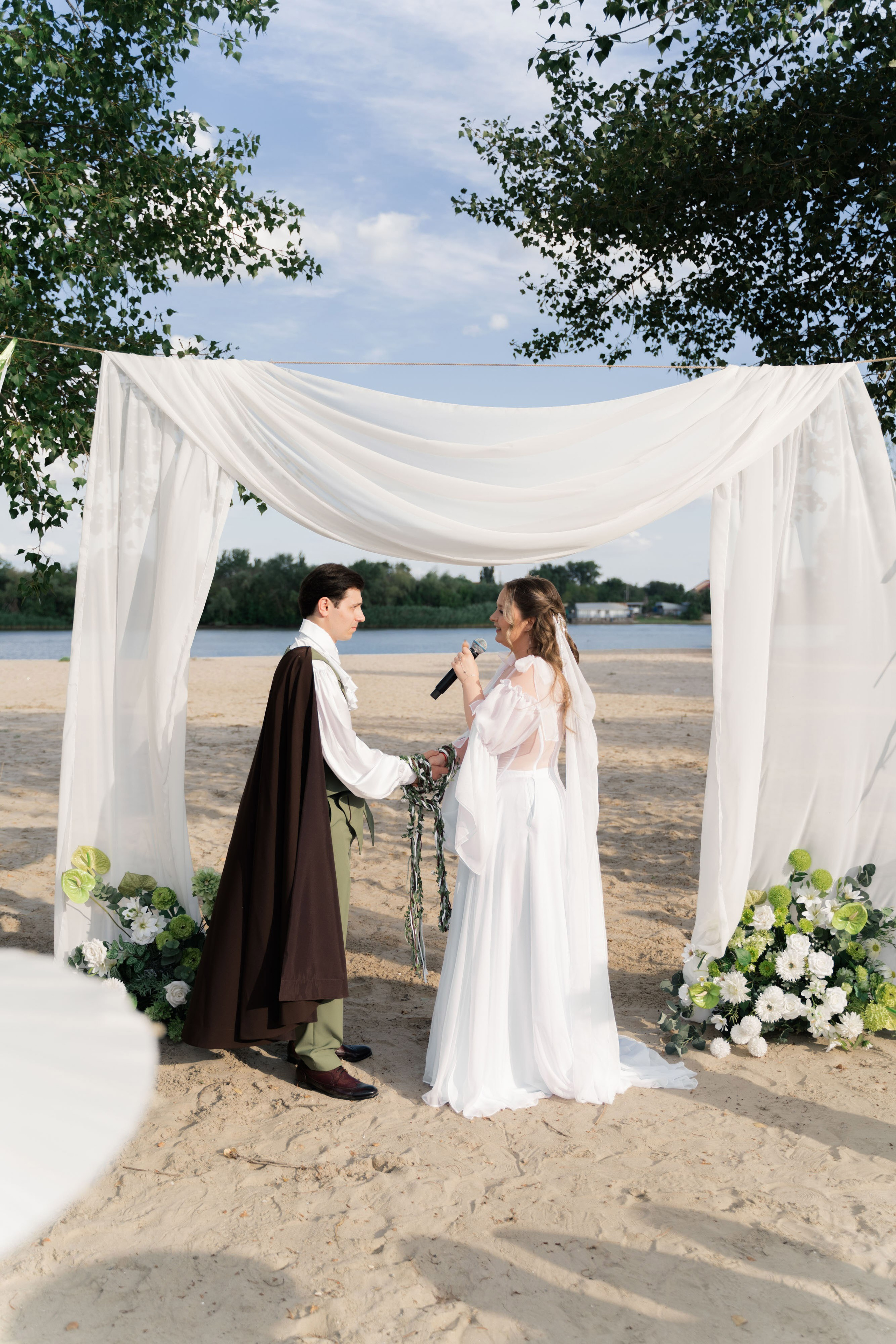 фотосессия  свадебной клятвы на выездной регистрации на берегу реки