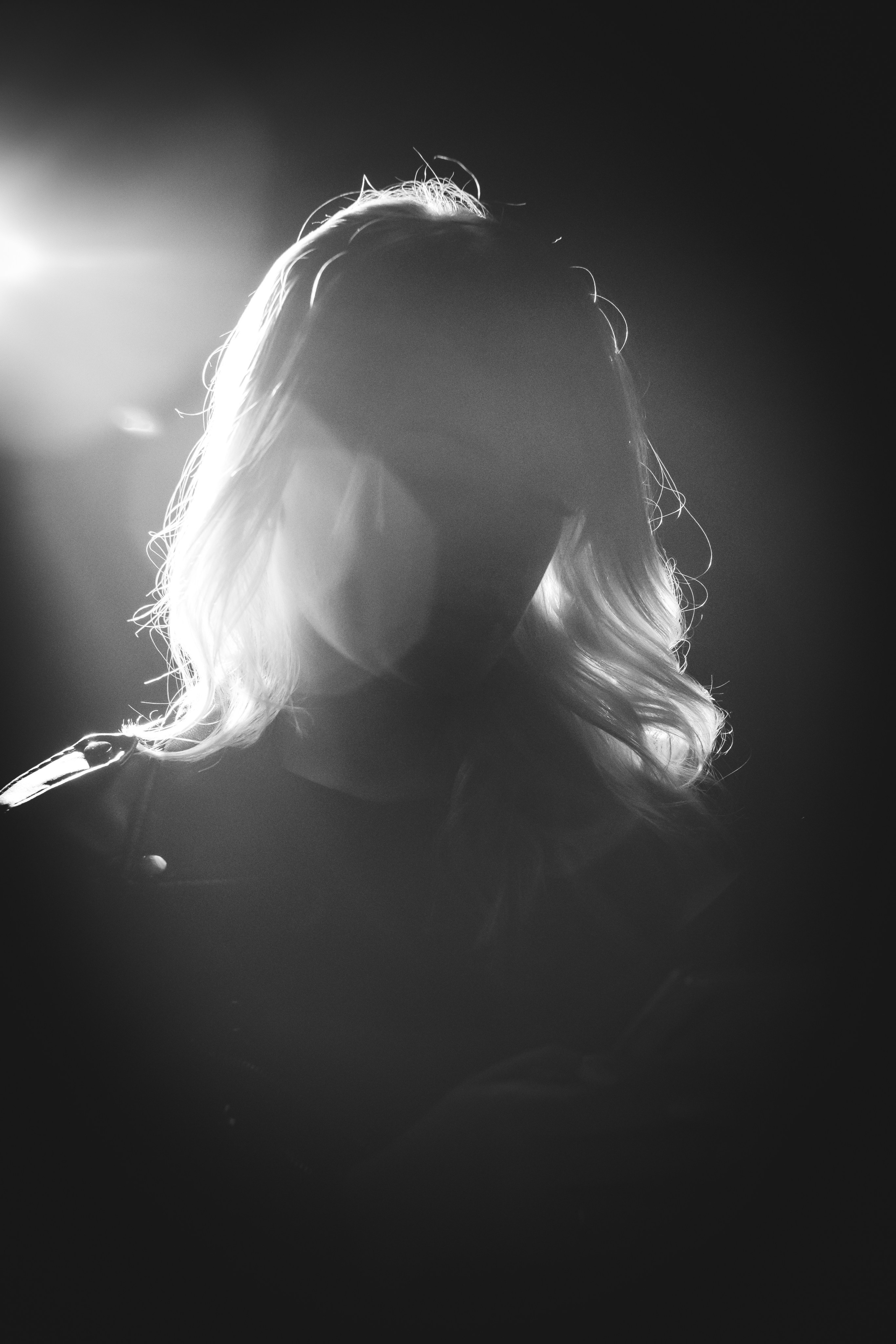 портрет девушки, рядом с озером, ночной пейзаж