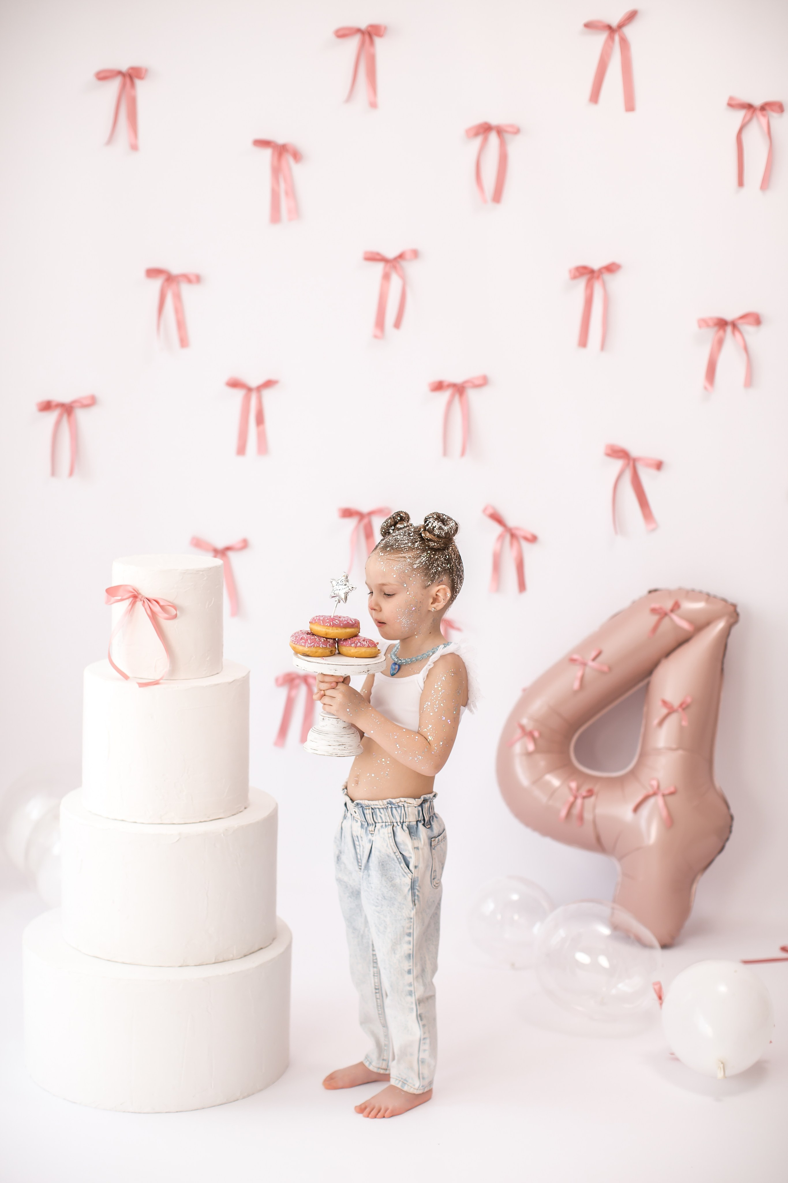 День рождение от 4 до 18 лет (на белом фоне). Детский семейный фотограф на первый годик город Новосибирск Дымова Светлана пакеты всё включено 1-3 года