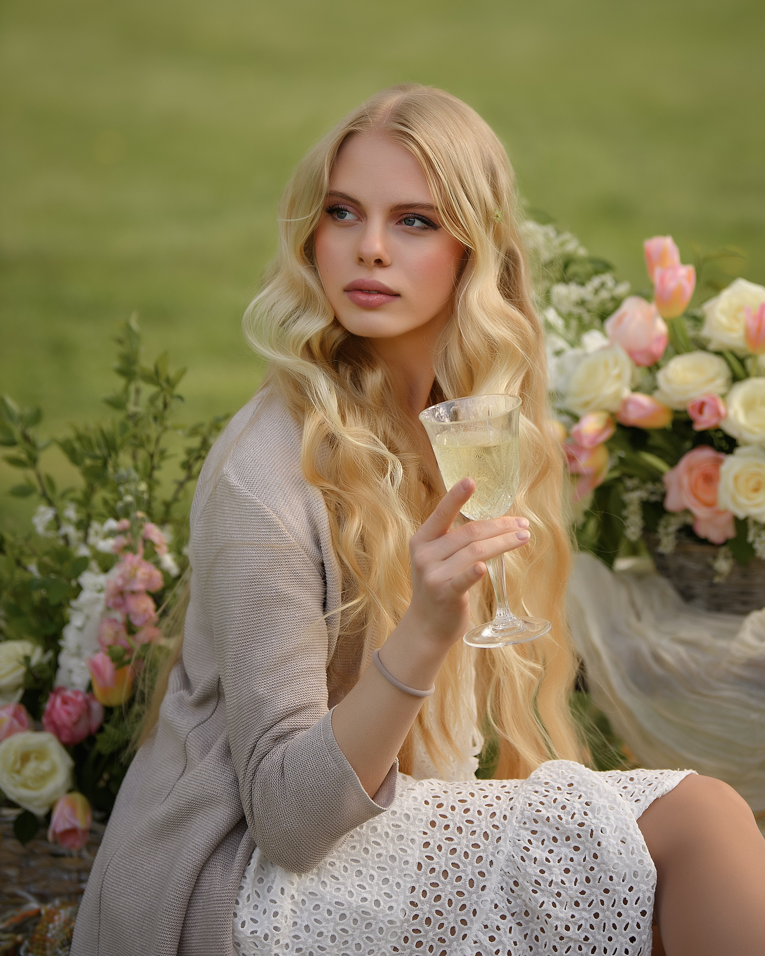 Фотосессия девушки в цветении в музее-заповеднике Коломенское. Женский фотограф в Москве Богдашкина Динара