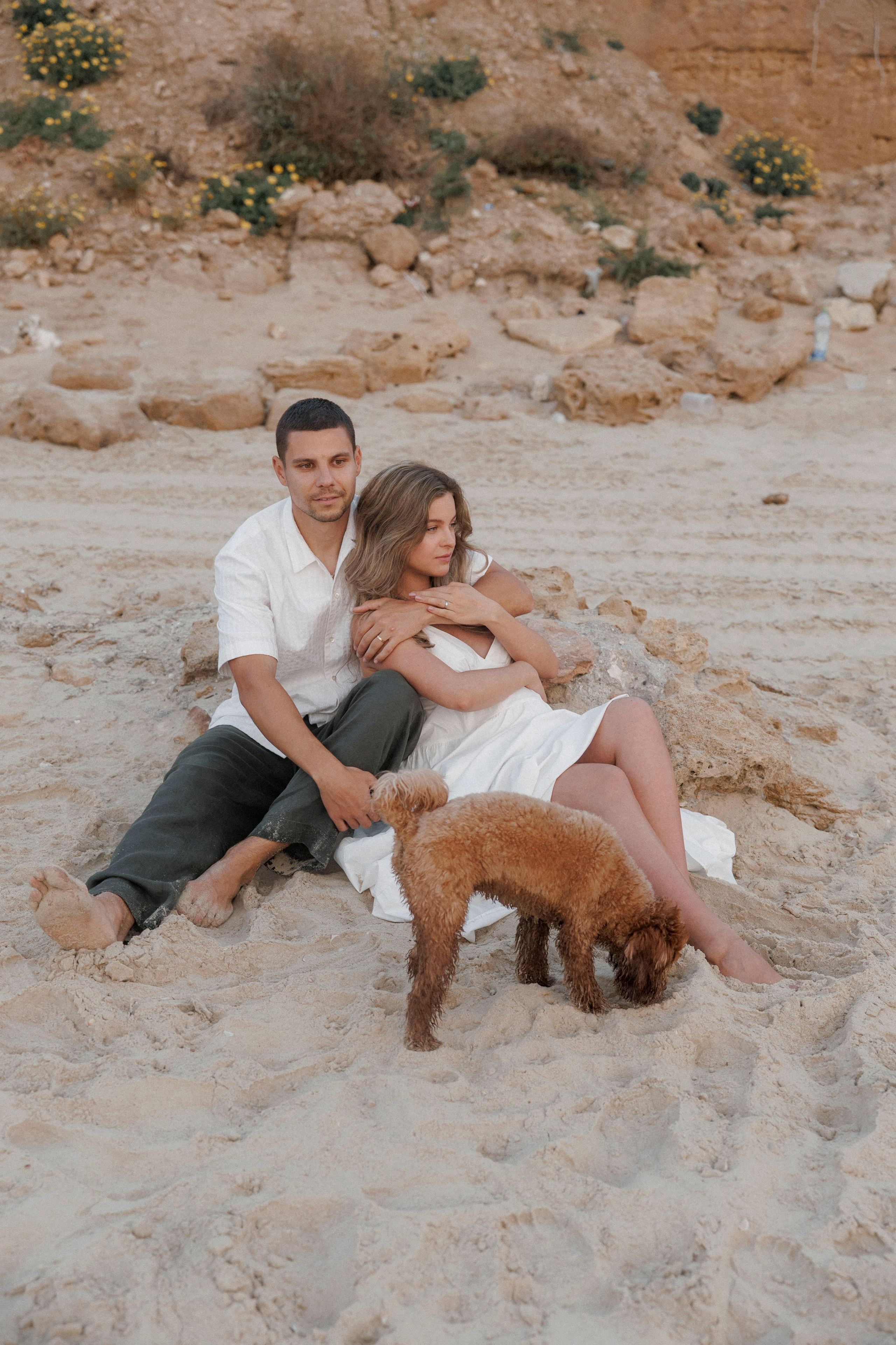 Pregnancy photoshoot near the sea (cloudy weather). Главная