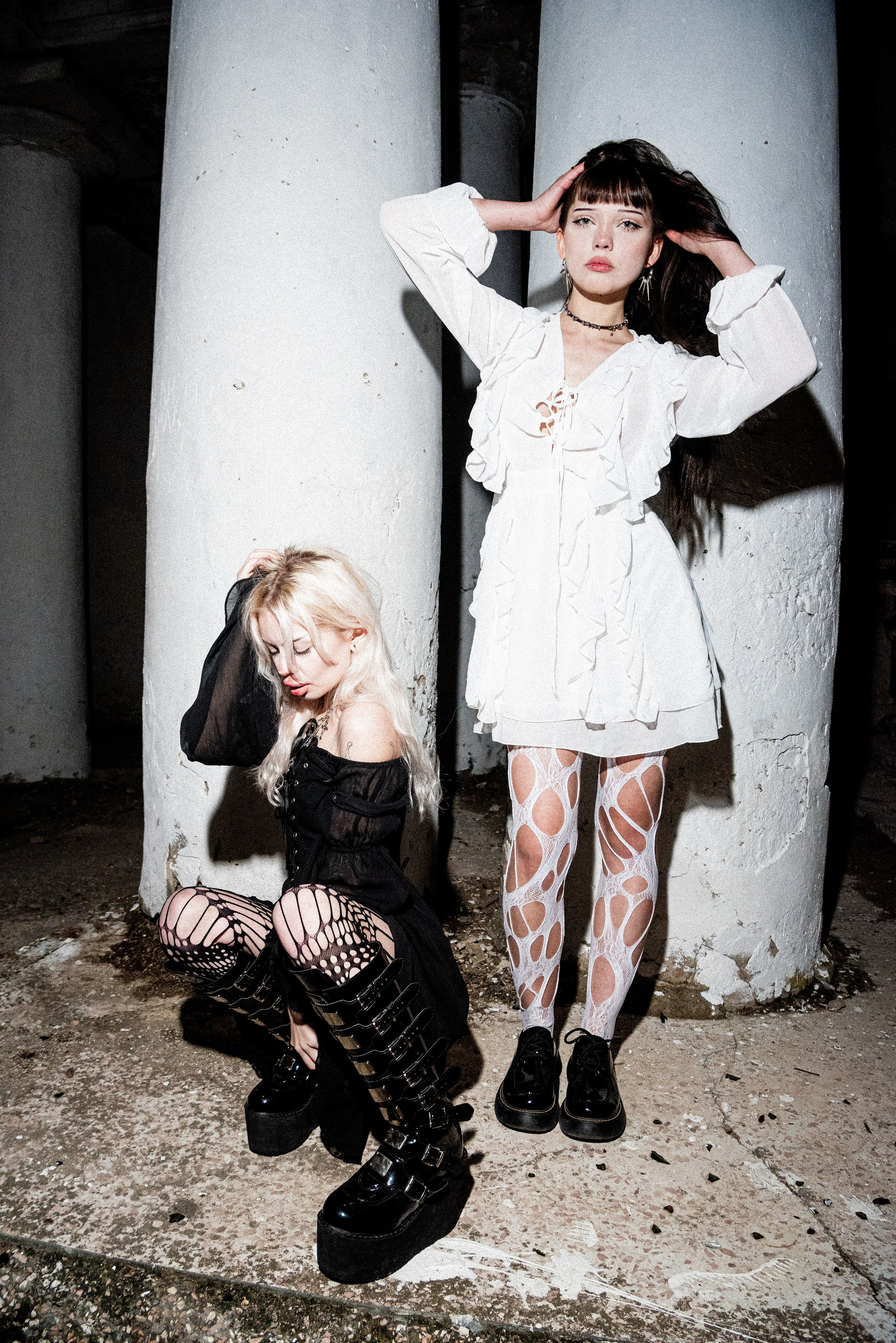 Девушки в стиле альтушек в Волжском, фото на фоне разрухи и граффити.