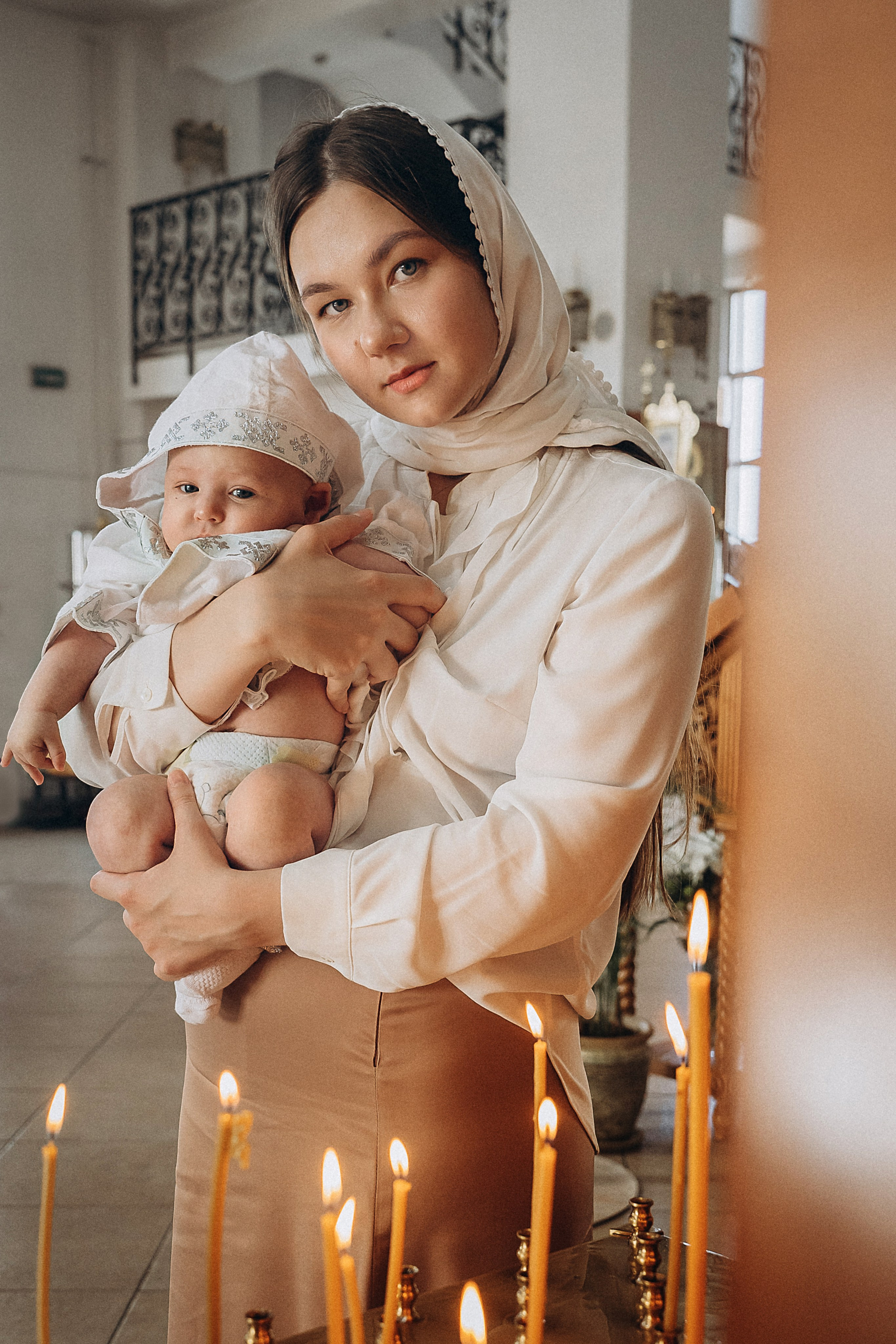 Фотосессия крещения, фотограф таинства крещения Москва, ребенок с мамо. Фотограф Ольга Рубцова в Москве и Московской области