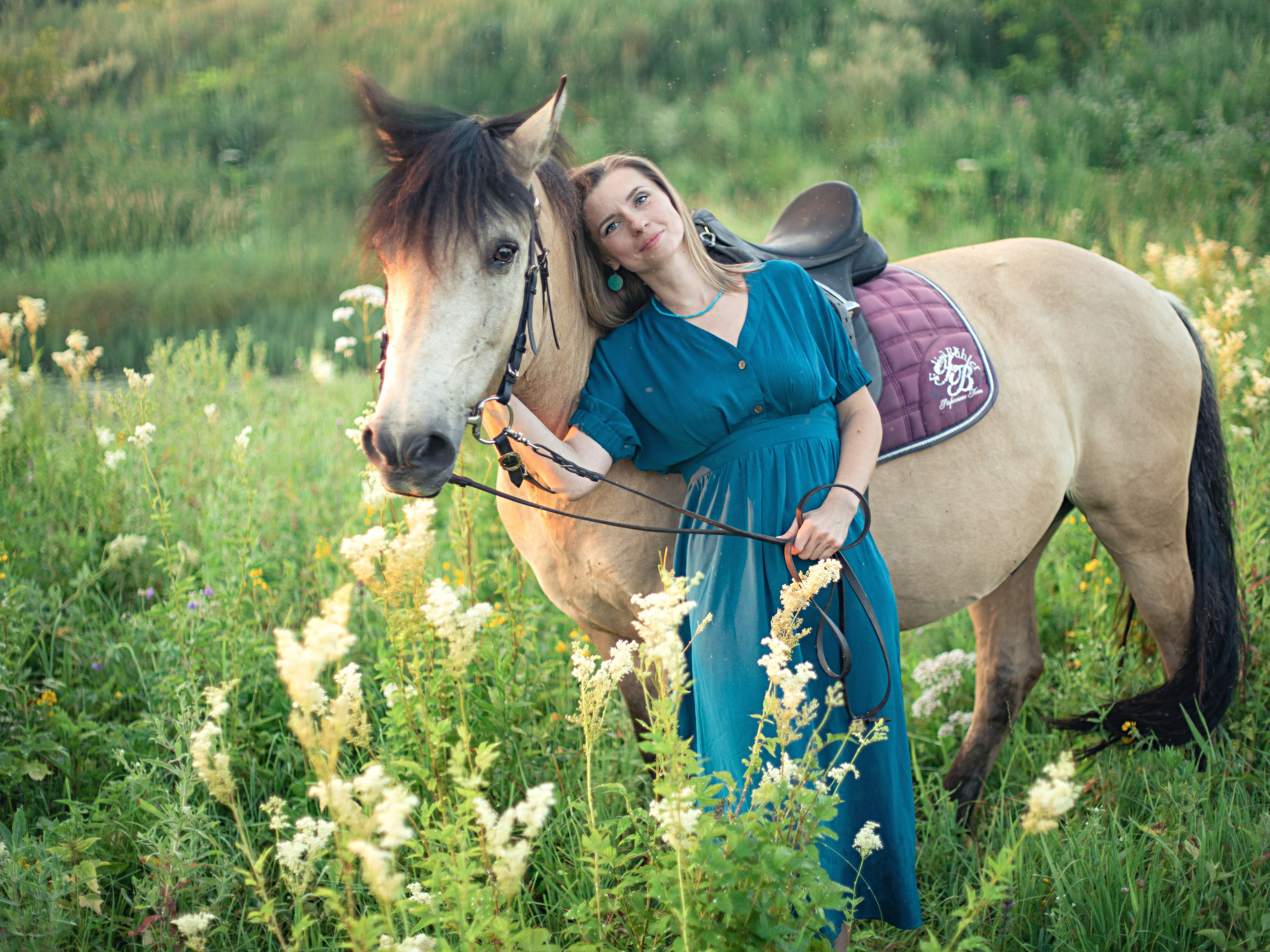 Выйти в лето в поле с конем. Видеограф и фотограф в Москве Анастасия Рябчикова