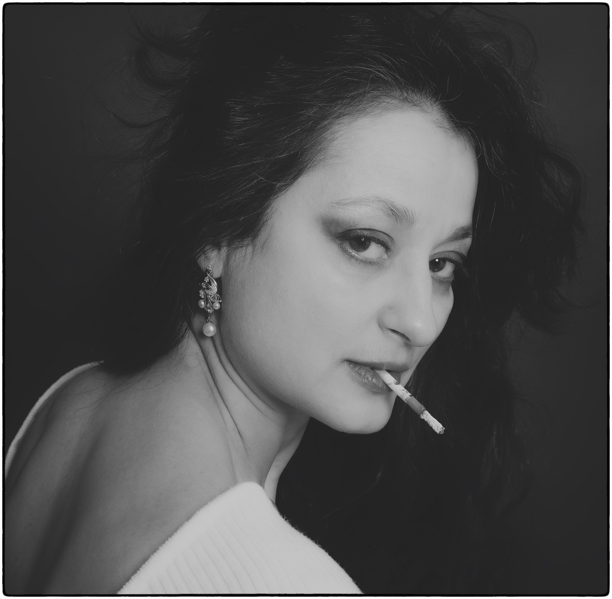 Девушка курит сигарету. Портретная фотосъемка в Москве.