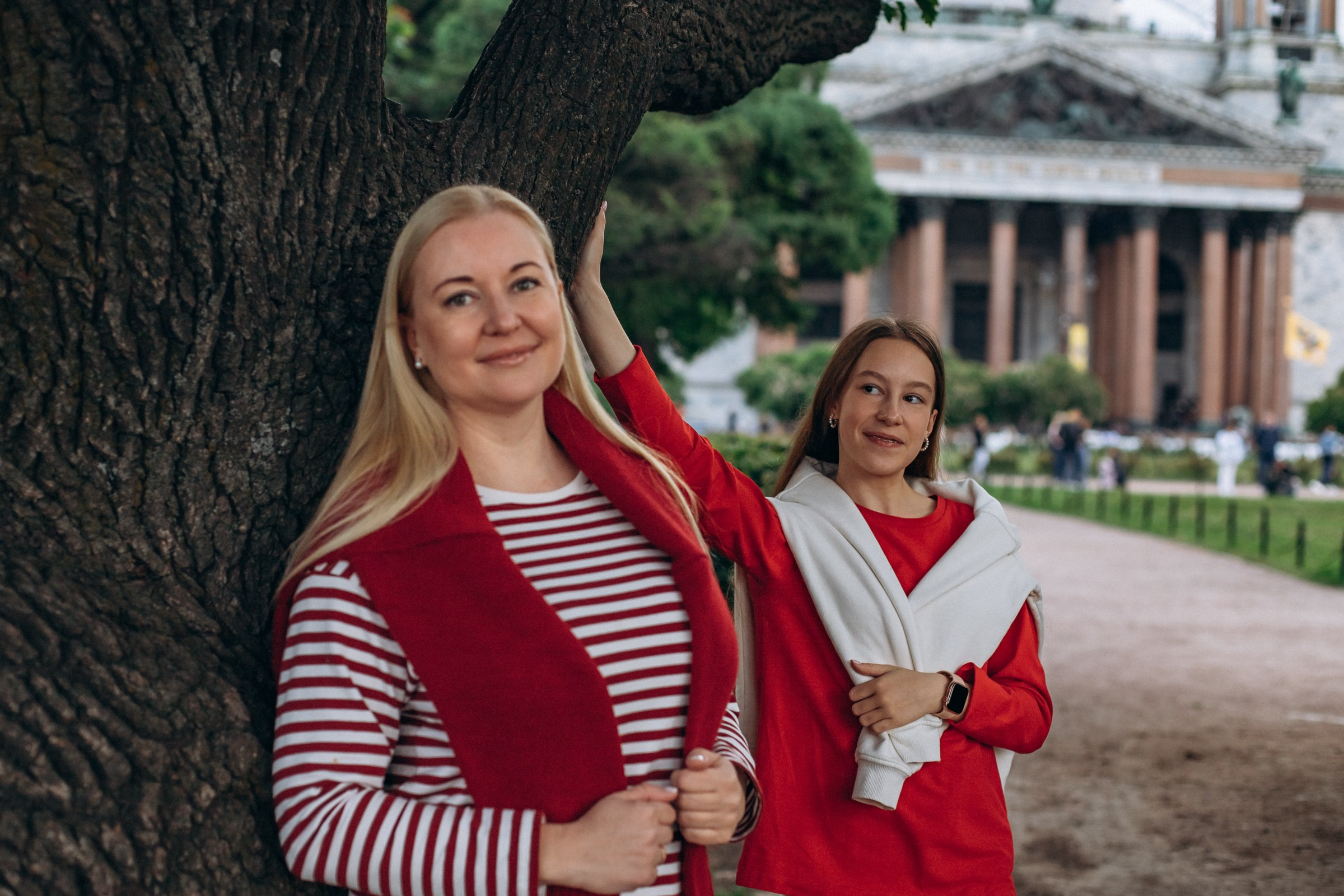 Полина и Алина в июне. Фотопрогулка в Петербурге. Индивидуальный и семейный фотограф в Санкт-Петербурге