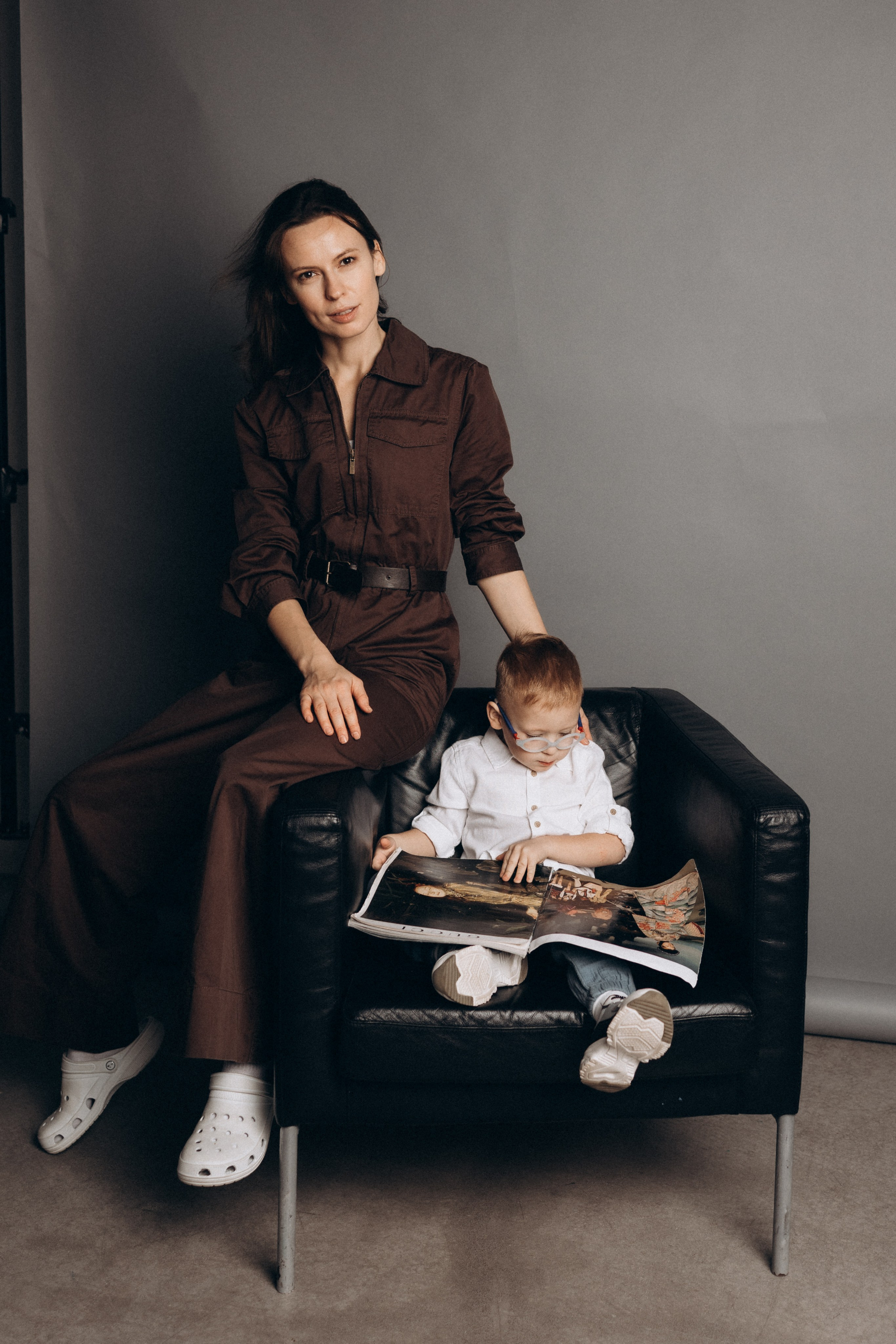 Фотосессия, а студии мамы и сына. Фотограф Артем Бросов в Санкт-Петербурге и Дубае