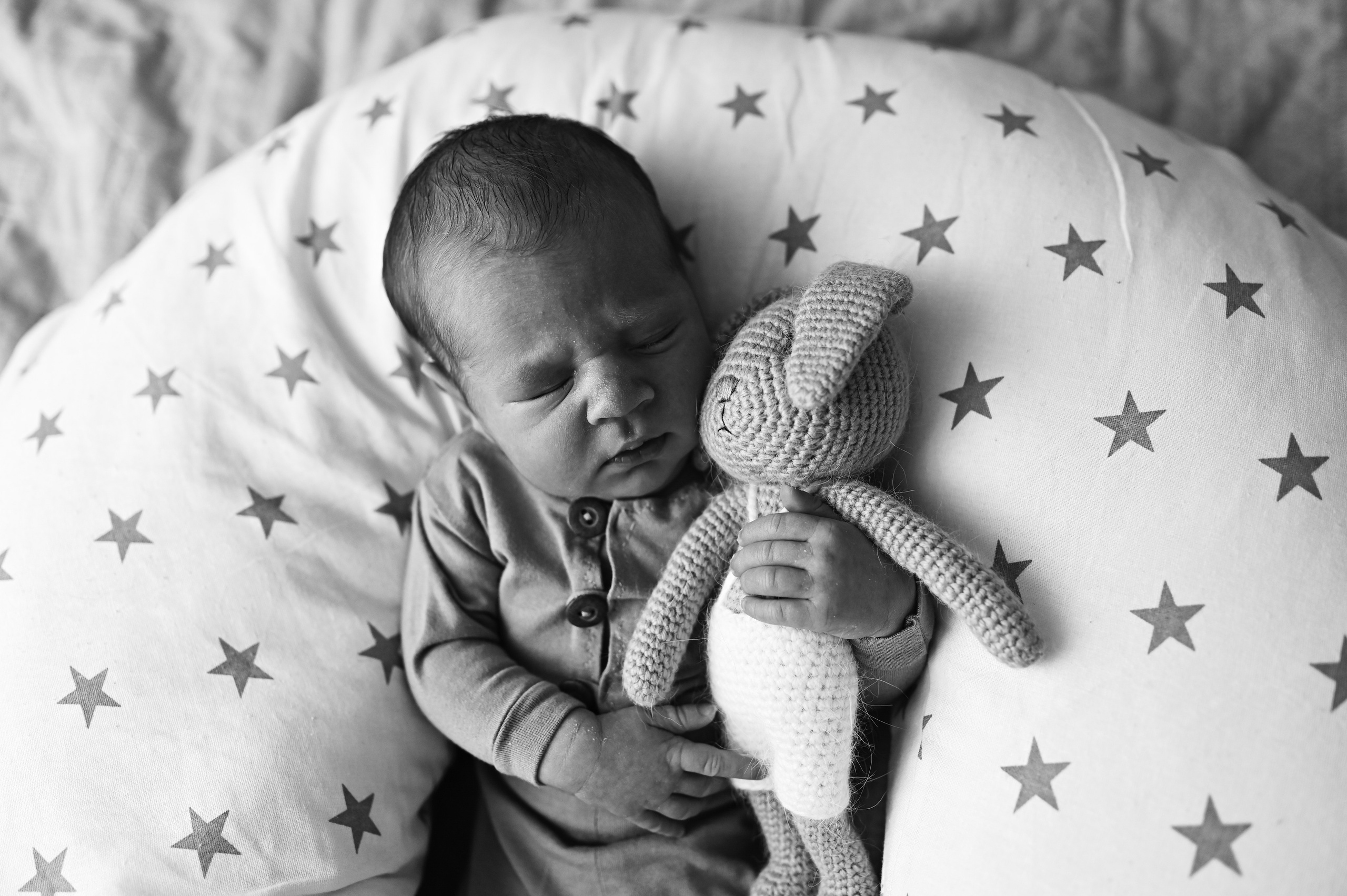 малыш фотографируется дома со своей любимой игрушкой