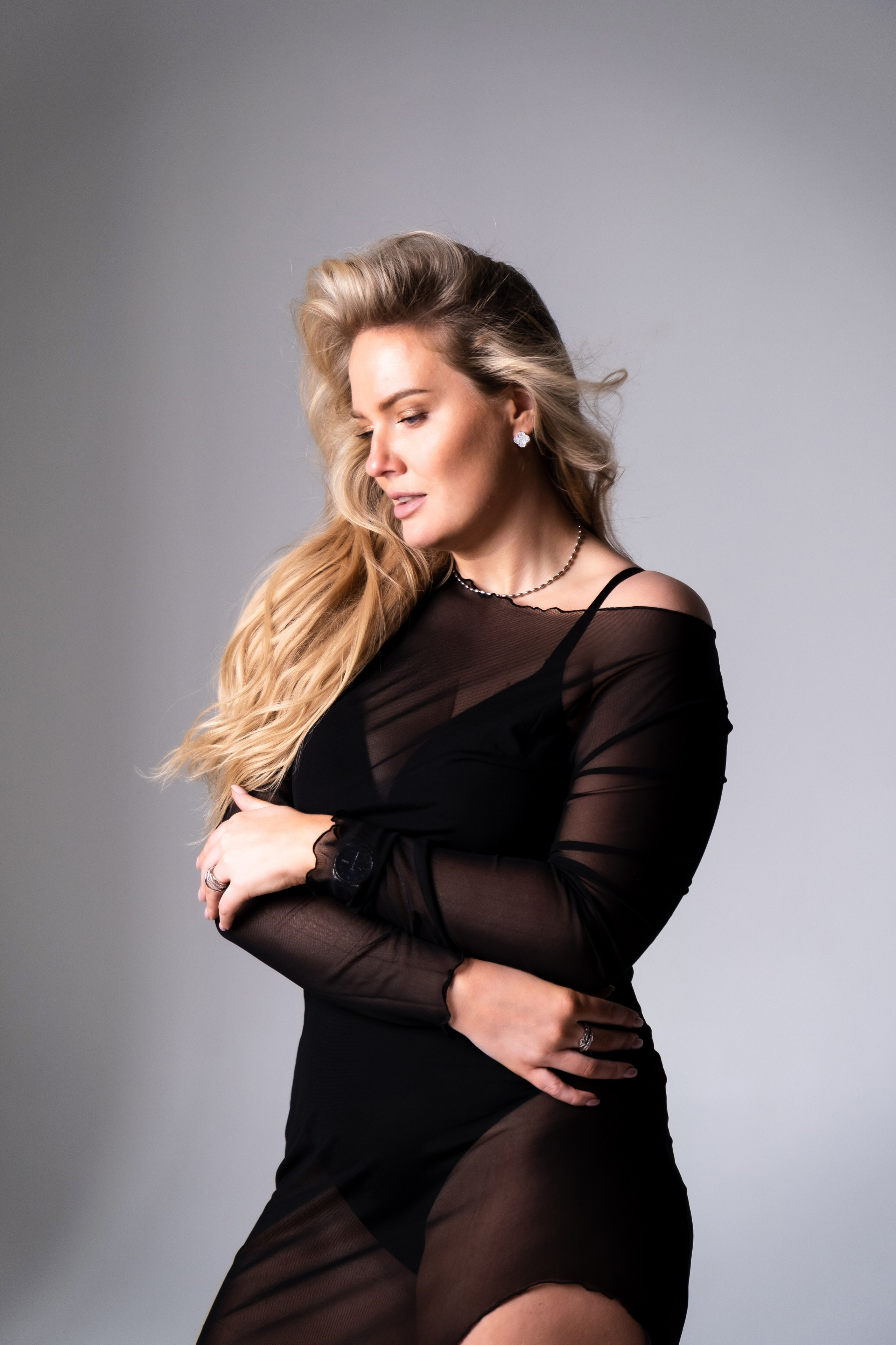 Фотосессия девушки Plus Size в фотостудии Екатеринбурга. Свадебный фотограф в Екатеринбурге — заказ профессиональной фотосесии, все виды фотосъемки