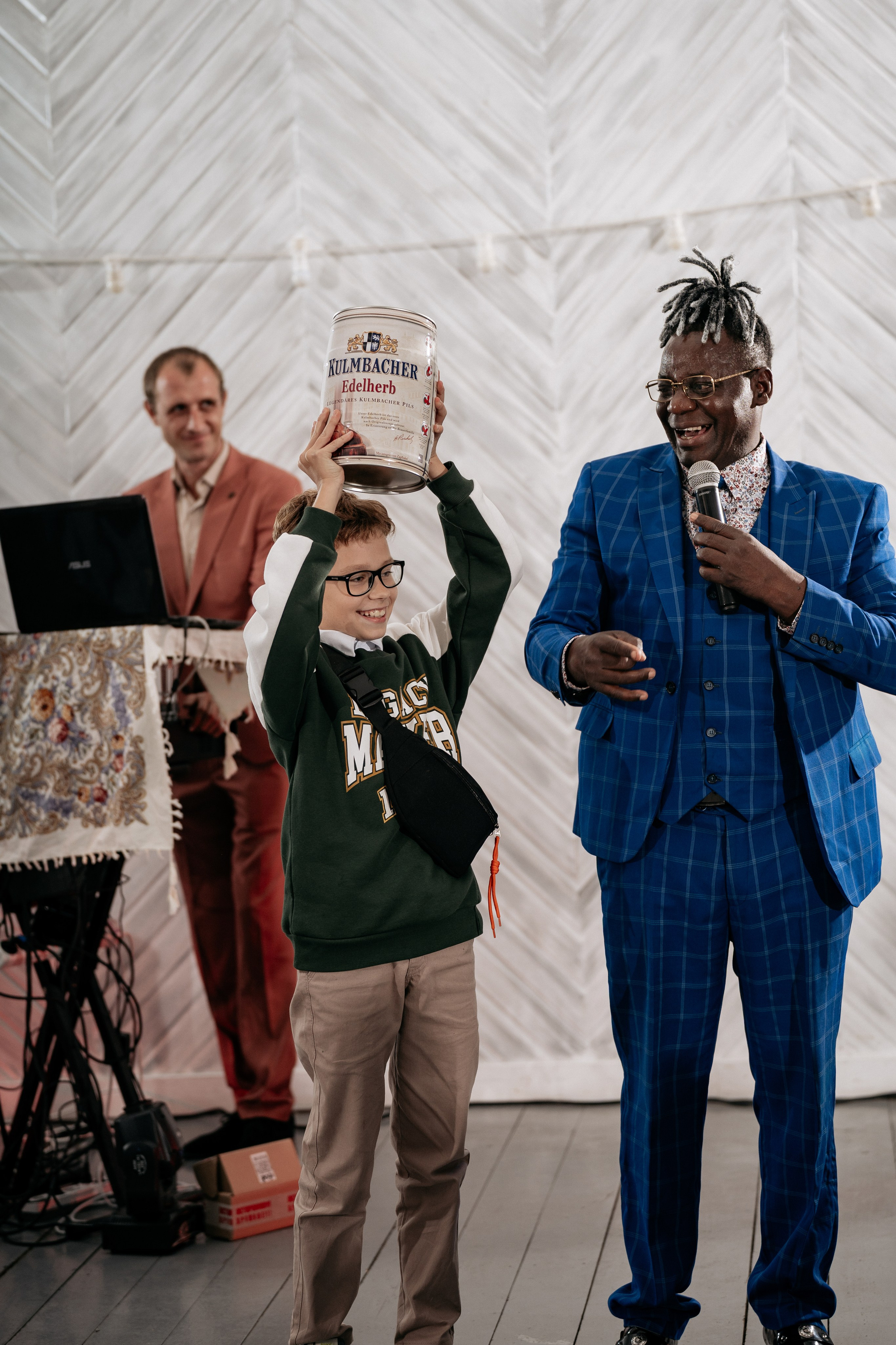 Свадебная фотосессия средиземноморского стиля на берегу моря, с темнокожим ведущим.