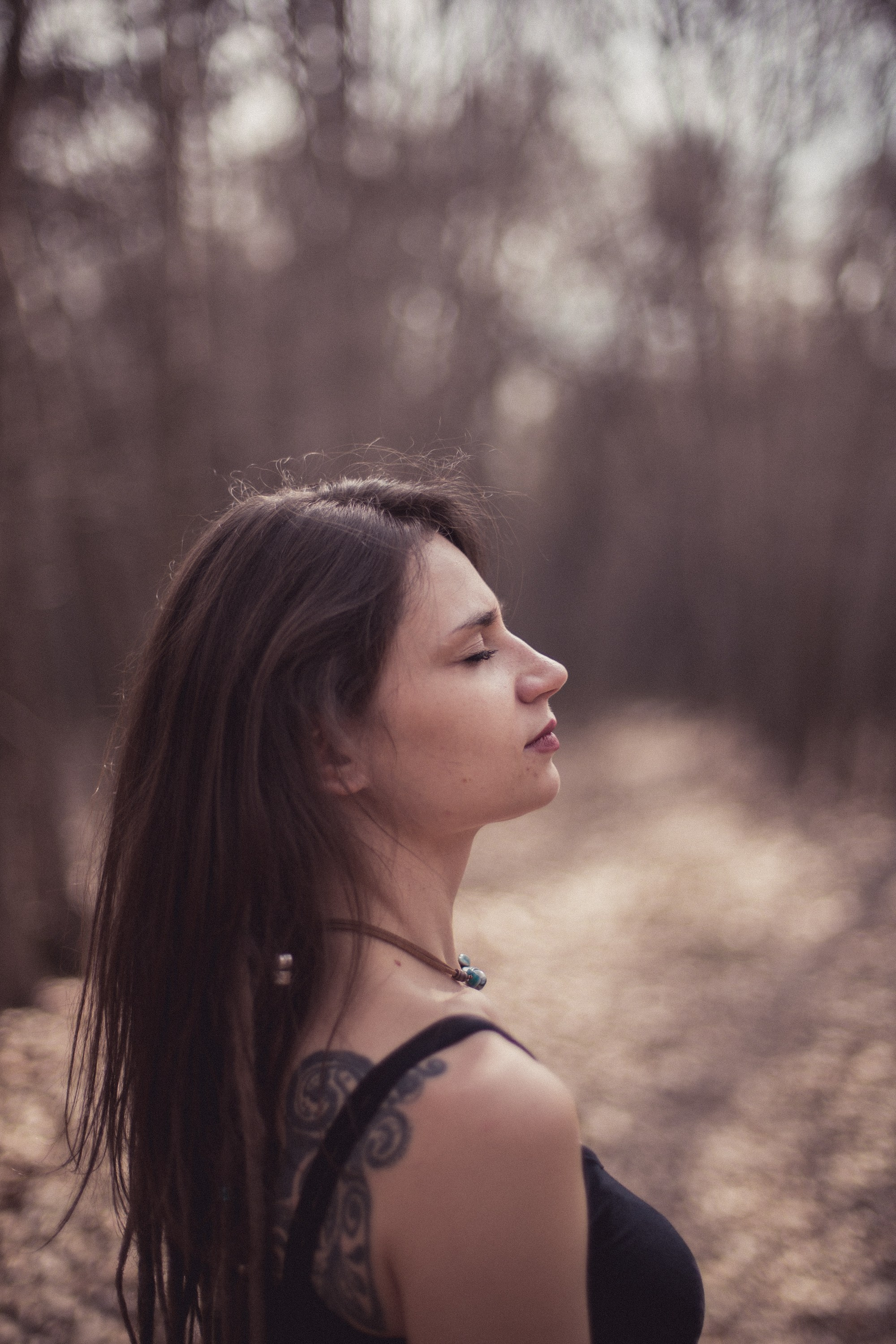 Ксения / лес / Алматы. Фотограф Наталья Гончарова. Снимаю живые портреты в Алматы