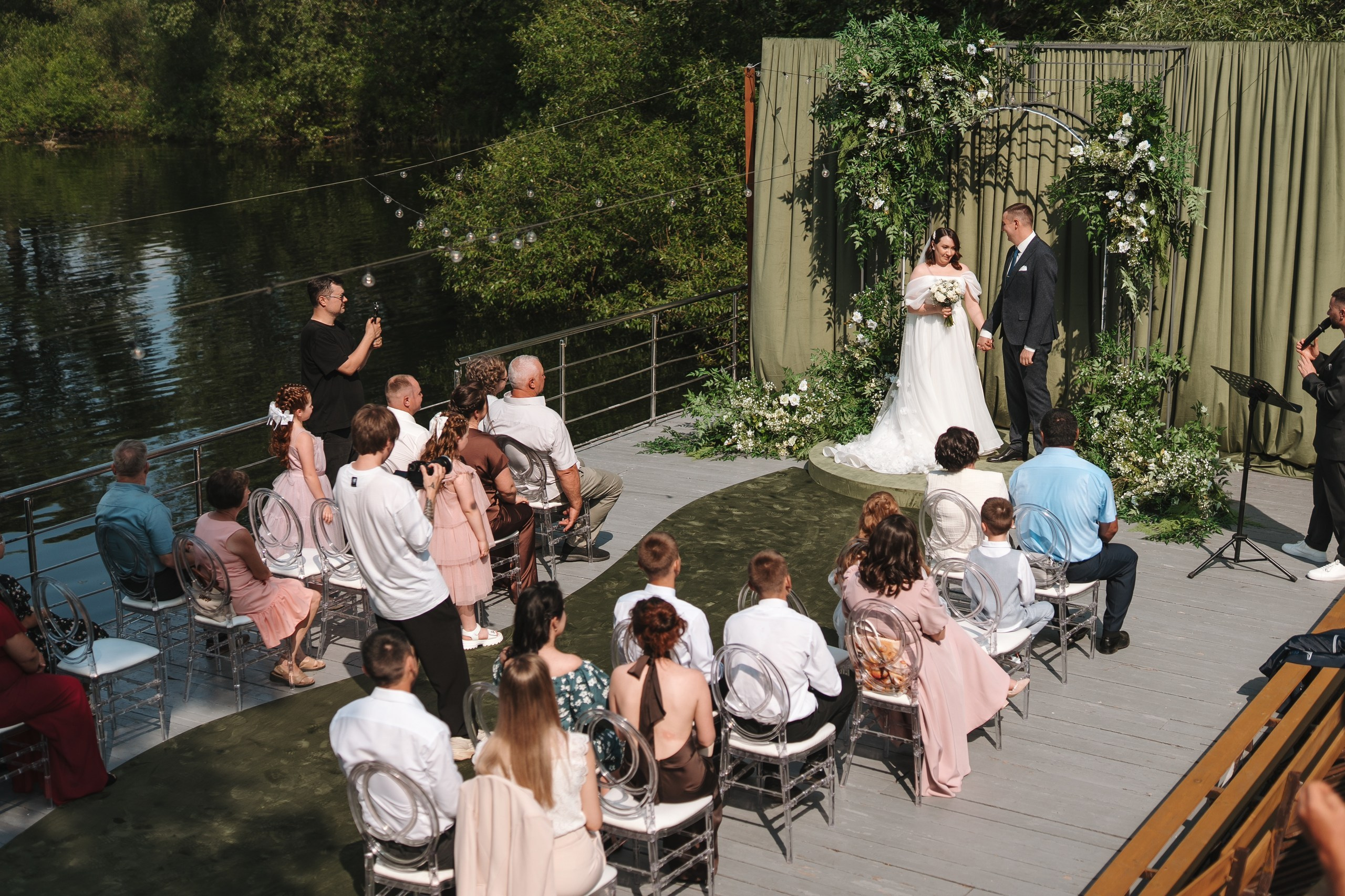 Свадебная съёмка в Уфе 11 июня 2025 года: сборы в загородном доме, выездная регистрация и банкет на площадке «Хотим Едим», ведущий Андрей