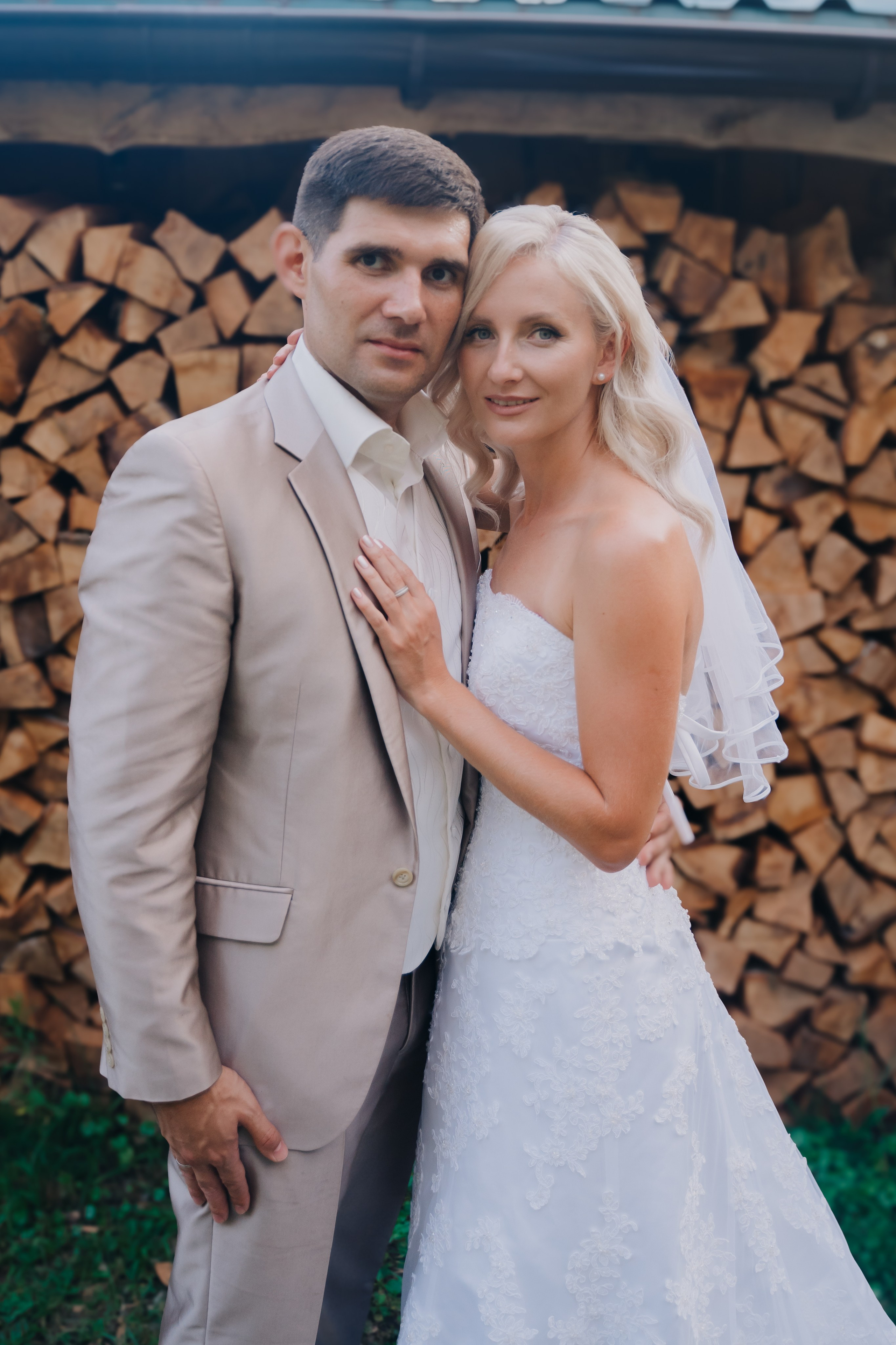 парный снимок женеха и невесты обнимающих 