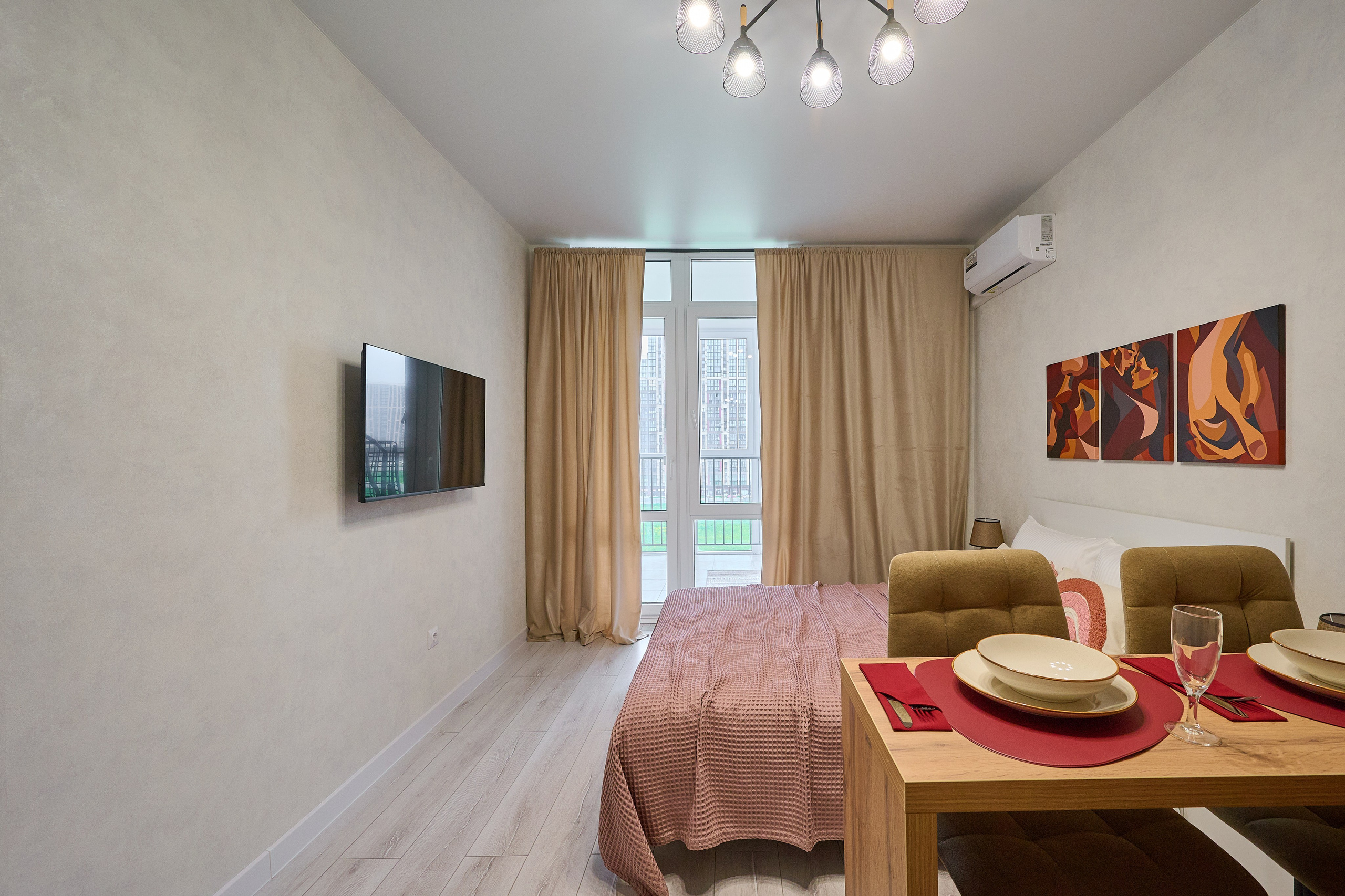 бежевая комната бежевые шторы белая кровать 