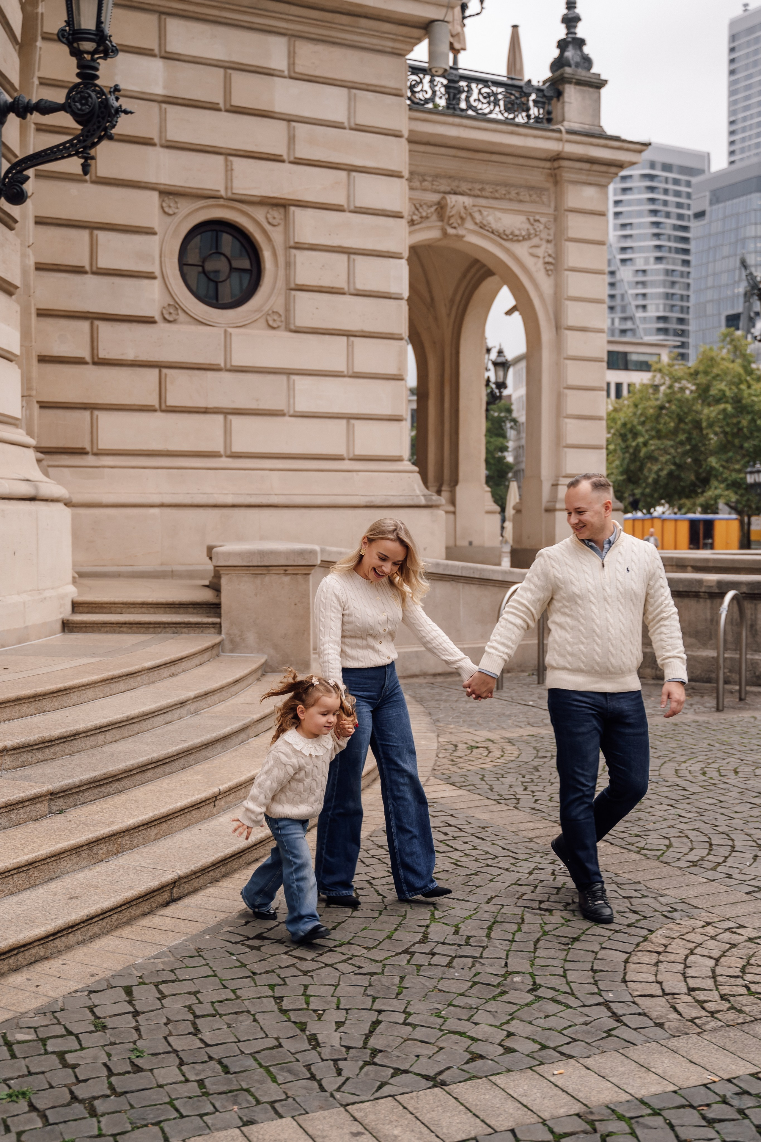 Family at Alte Oper. Анастасия Вайнер — свадебный и портретный фотограф в Германии и по всей Европе
