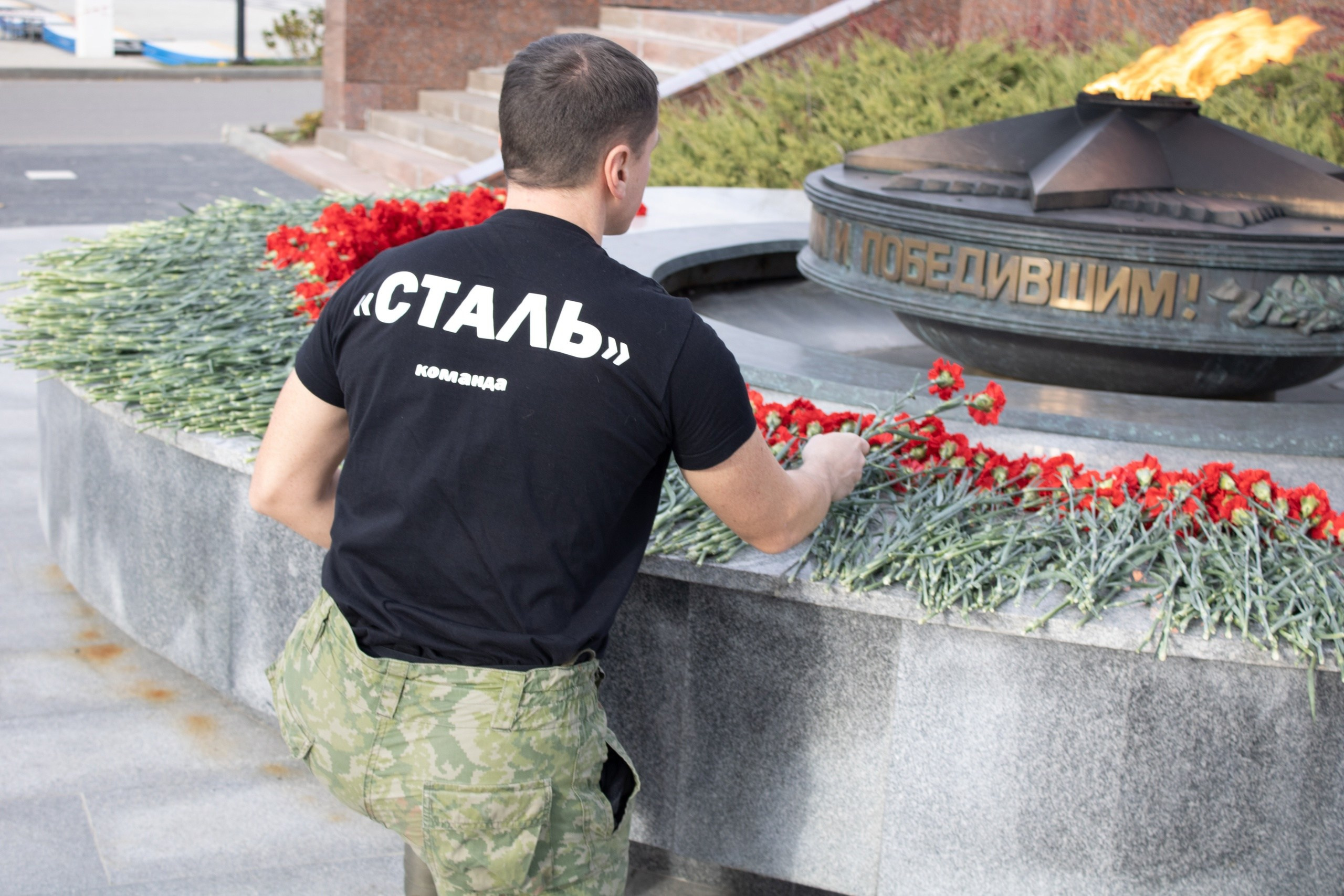 боец возлагает цветы к памятнику бойцам ВОВ,  город Мытищи Московской области