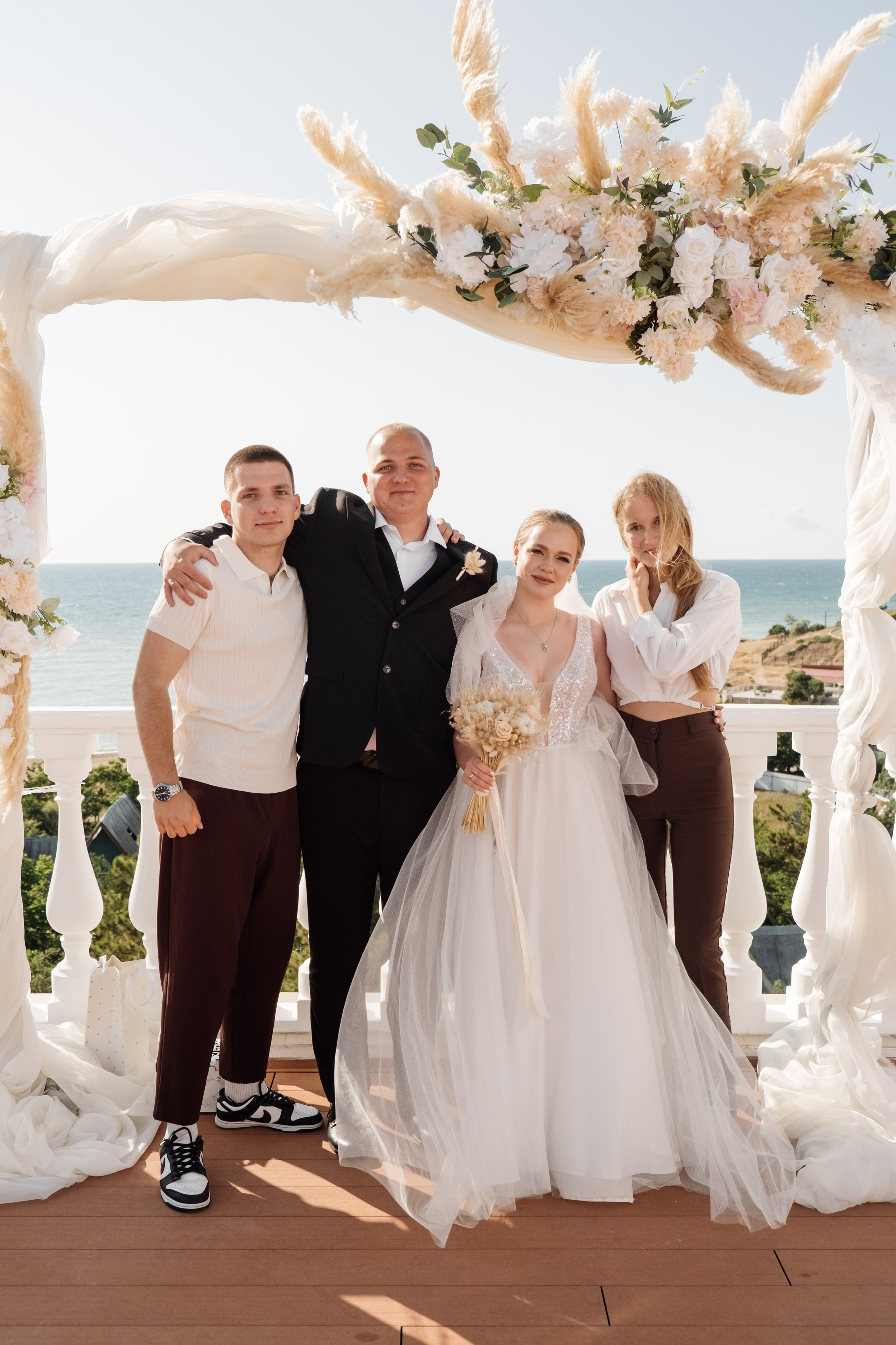 Свадебный ретопртаж. Профессиональная фотосъемка в Крыму. Натуральные эмоции и живые кадры. Забронируйте дату прямо сейчас!