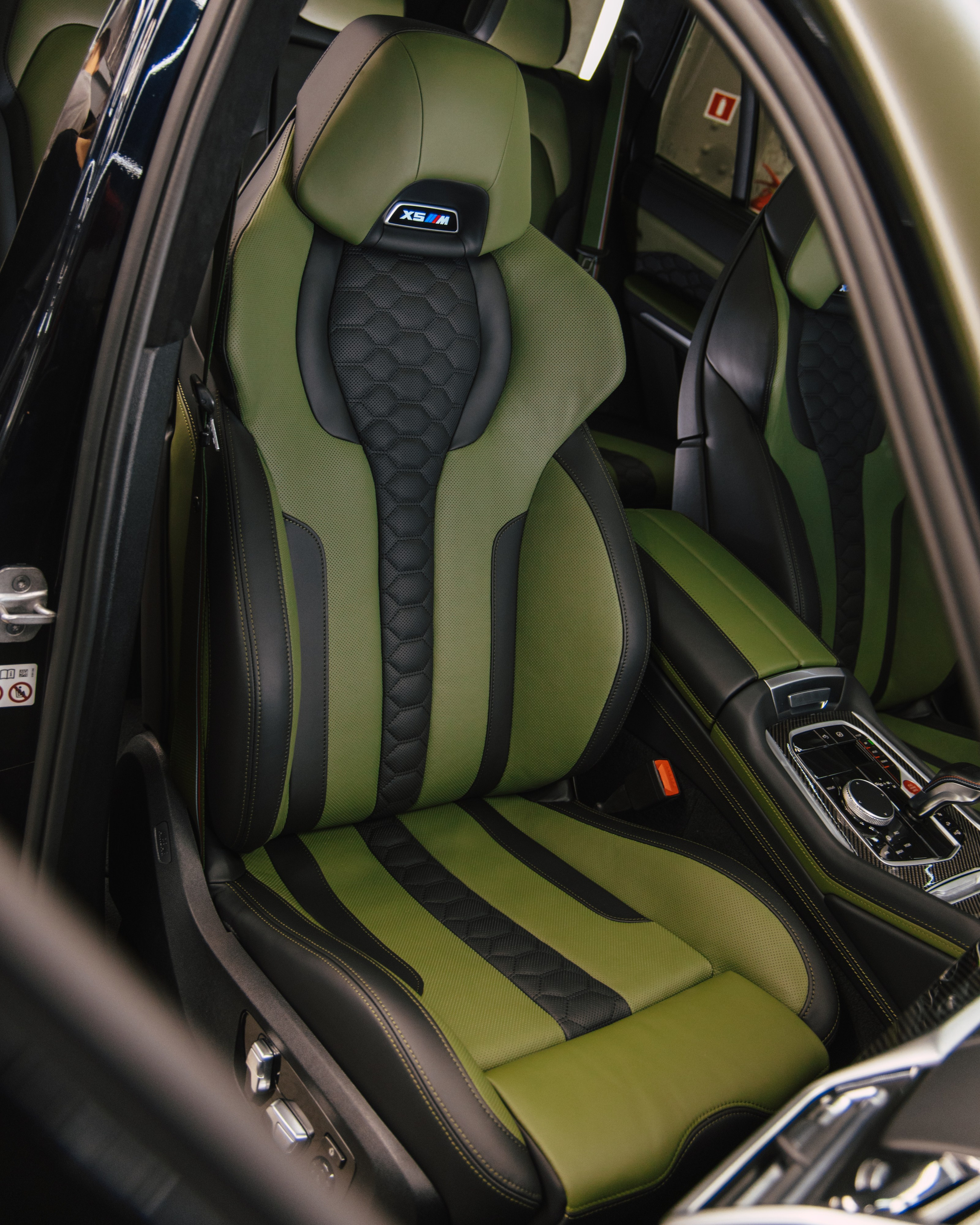 BMW X5M пошив салона в зеленую кожу. DeLorein