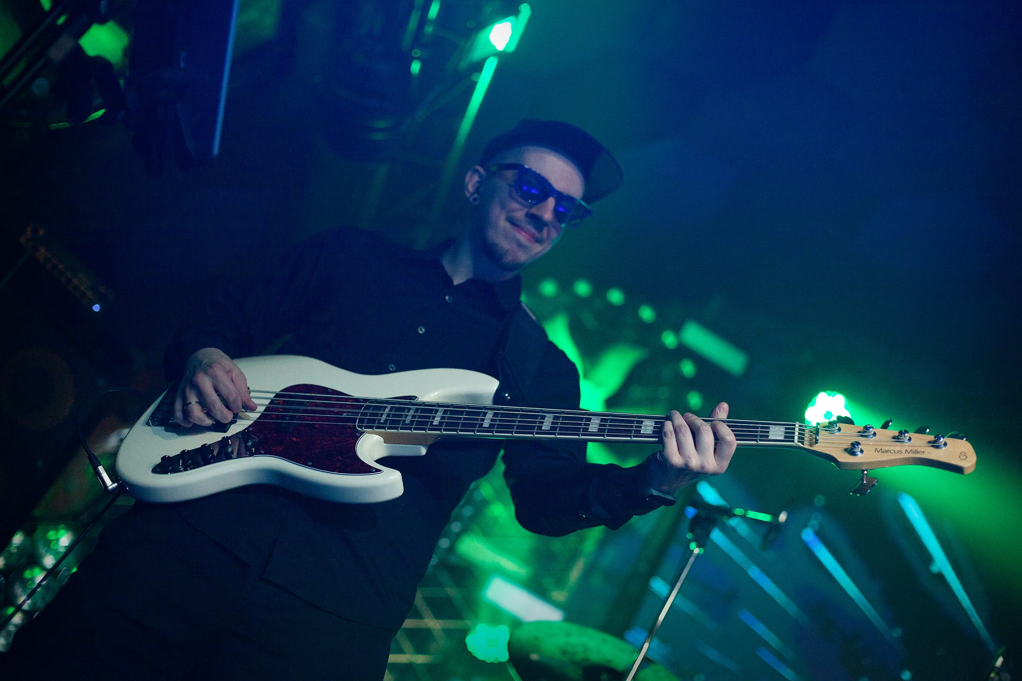 guitarist-playing-electric-guitar-on-stage-with-dramatic-lighting