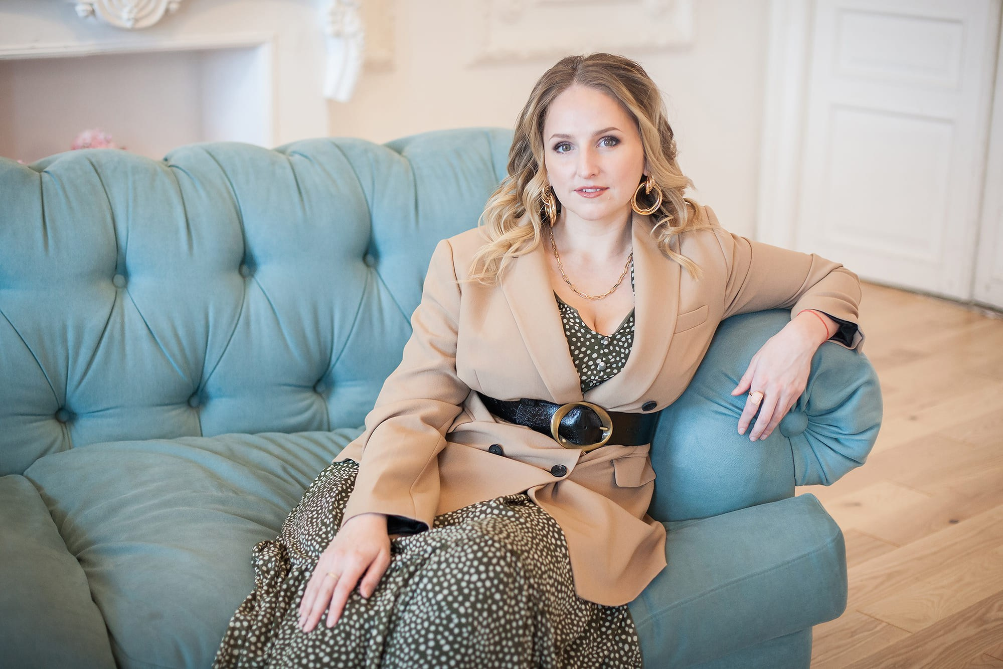 business-portrait-of-woman-in-modern-studio-interior-saint-petersburg