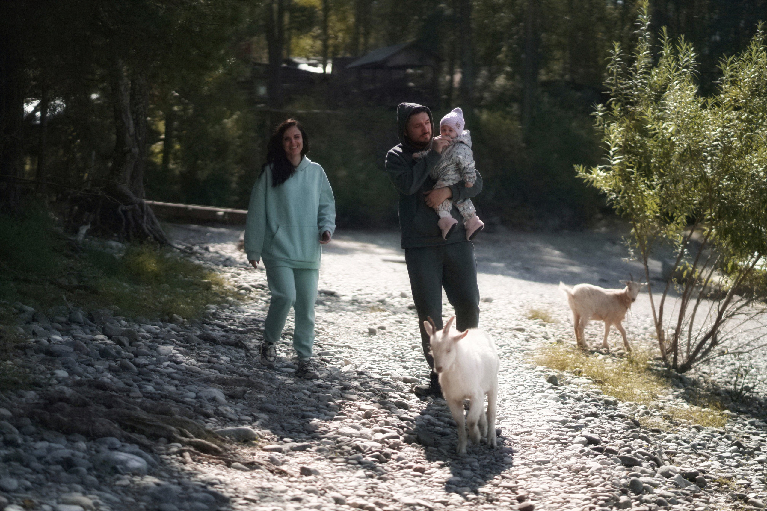 Семейная съемка дома. Выездной фотограф-видеограф в Республике Алтай Солоны Куюкова