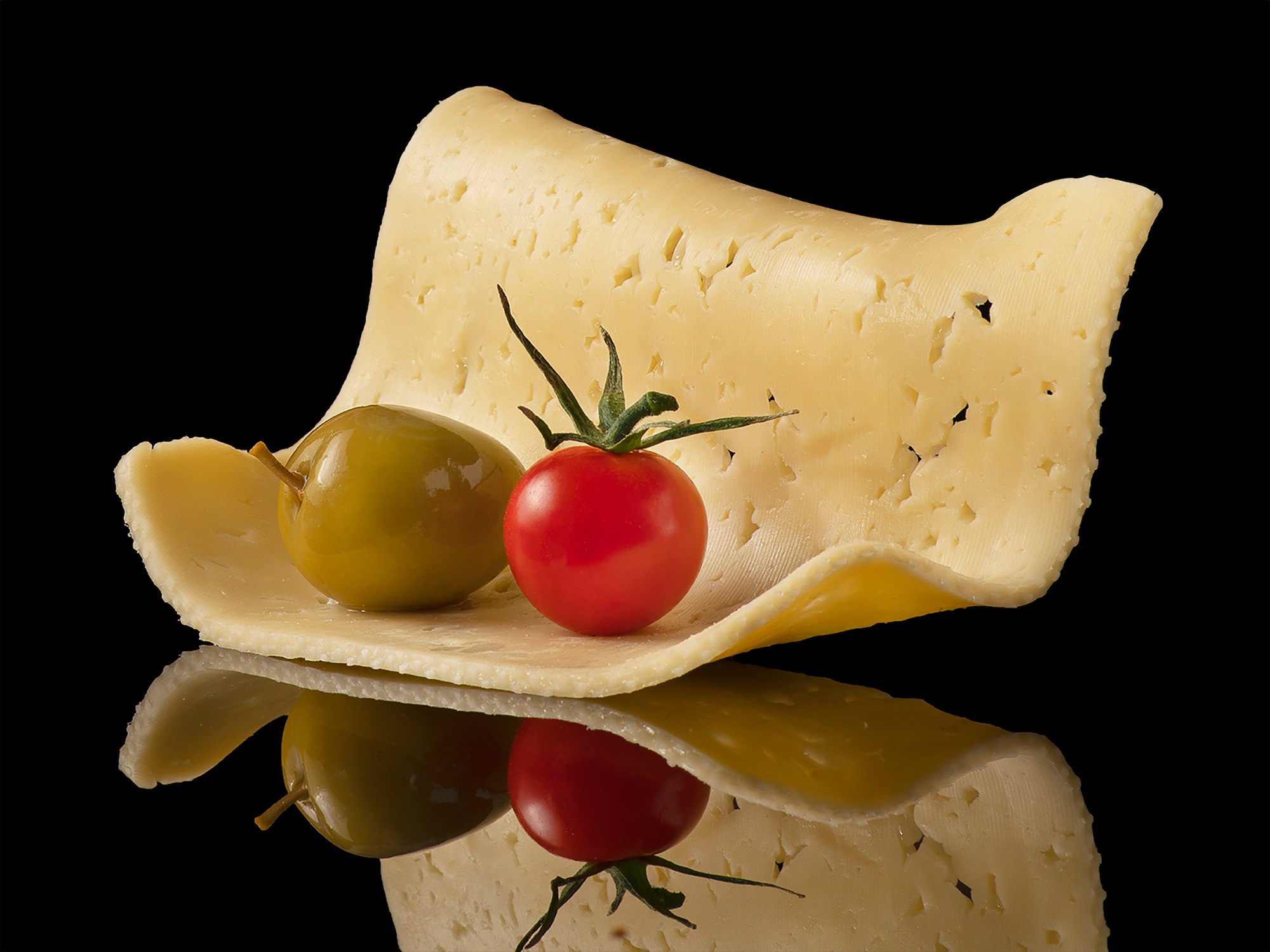 ломтик сыра и свежие овощи