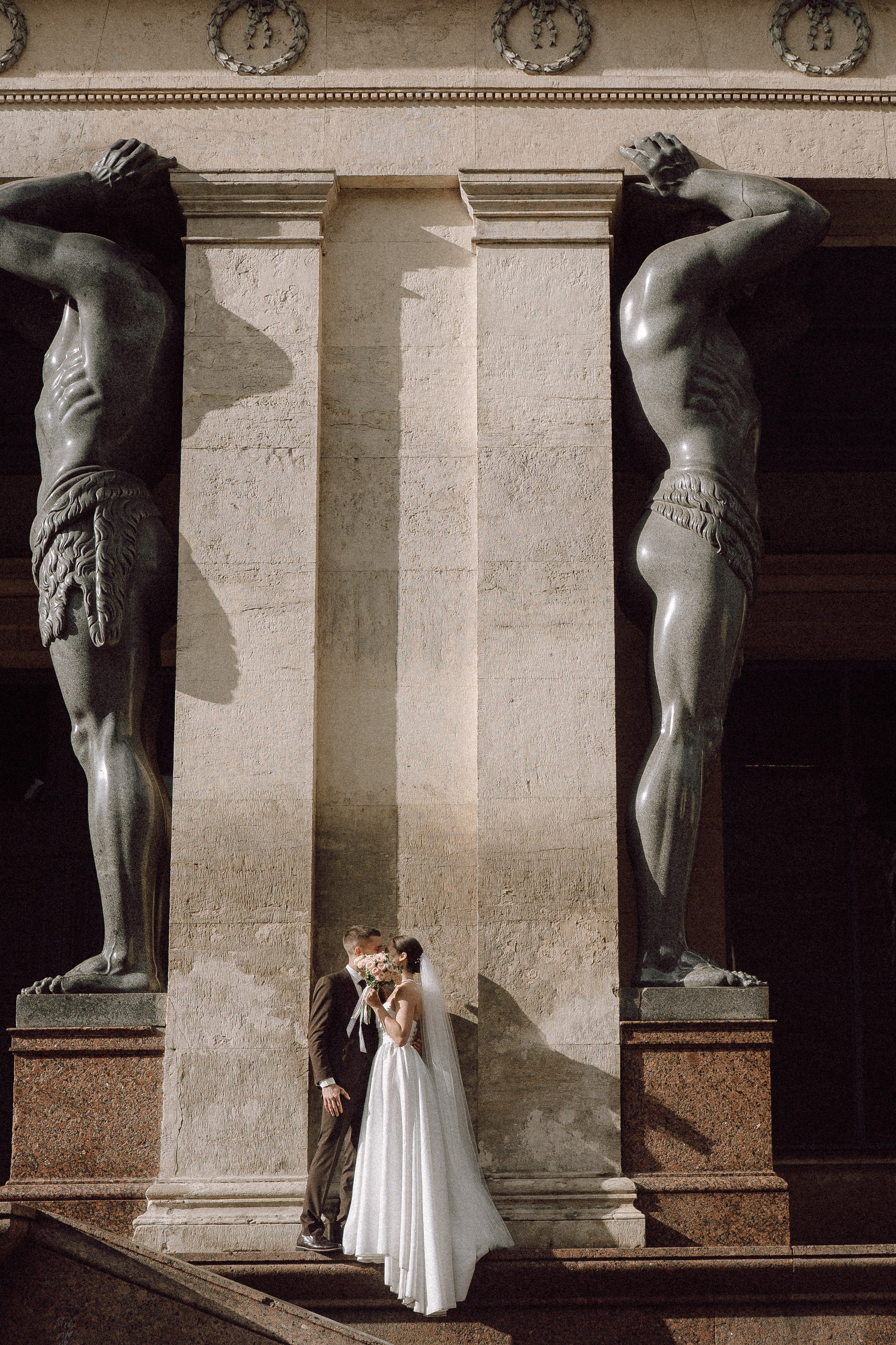 СВАДЕБНАЯ ПРОГУЛКА В САНТК-ПЕТЕРБУРГЕ (ИСАКИЕВСКИЙ СОБОР, ЗИМНЯЯ КАНАВКА, ЭРМИТАЖ И БОЛЬШАЯ МОРСКАЯ УЛИЦА). Профессиональный фотограф, Санкт-Петербург — Виктория Богомолова