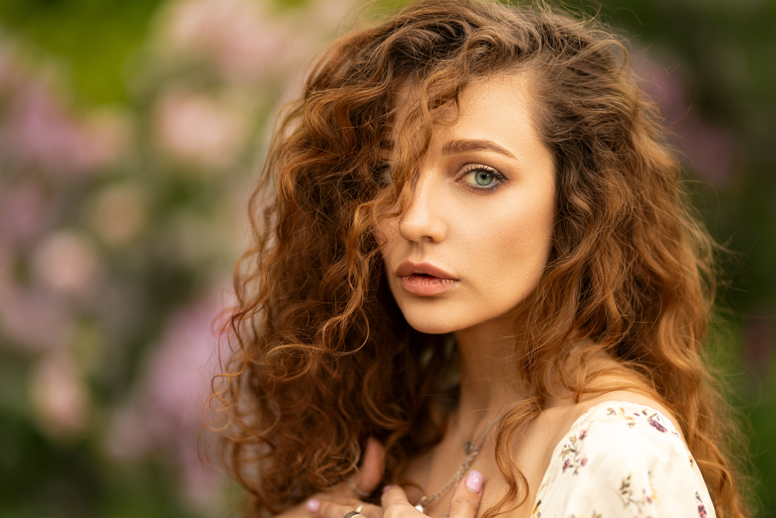 Фотосет с Дианой в цветущей сирени в Воронеже в формате для «себя». Дмитрий Шульгин, портретный фотограф в Воронеже