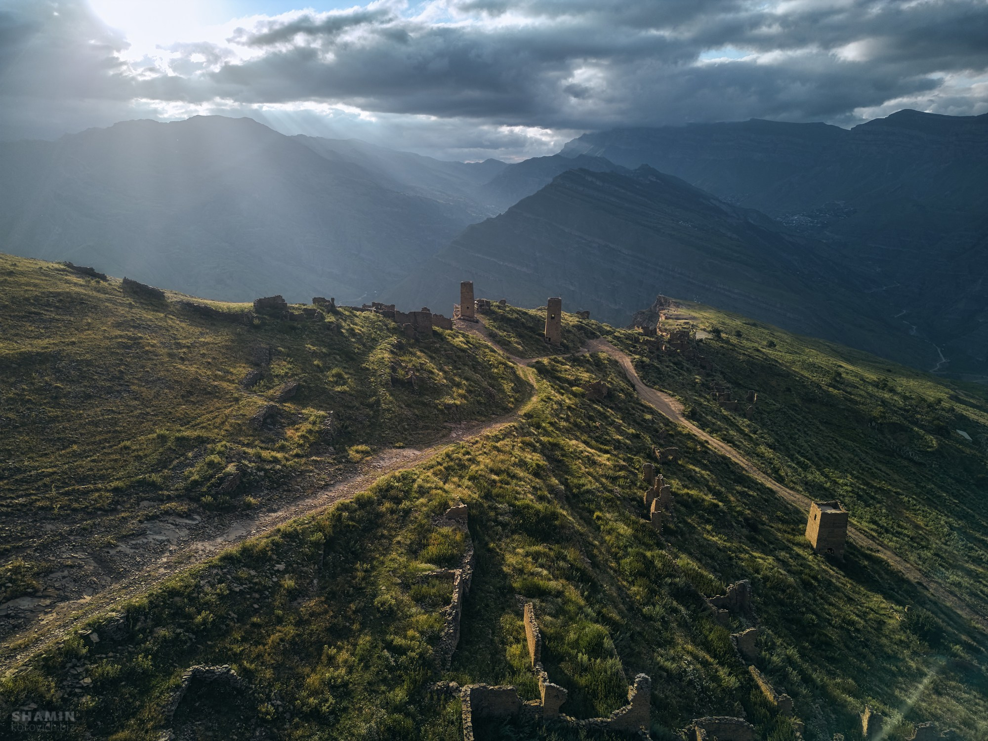 Фотографии горного Дагестана: величественные каньоны, изумрудные реки, древние башни и террасные склоны. Природа и архитектура республики в мягком свете рассветов и закатов, снятые с дрона и земли, передающие дух и масштаб Кавказа. Фотограф Константин Шамин