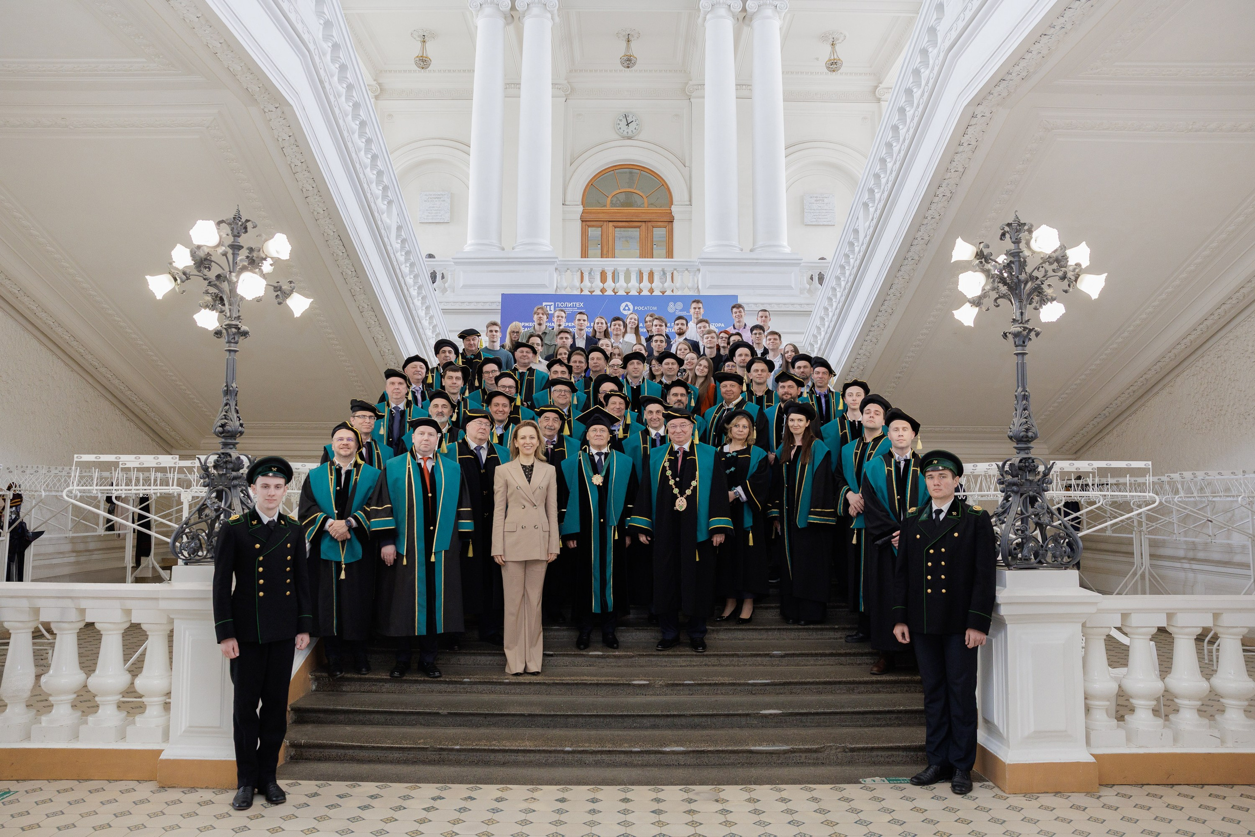 Вручение мантии Алексею Лихачёву. Cup of Bib